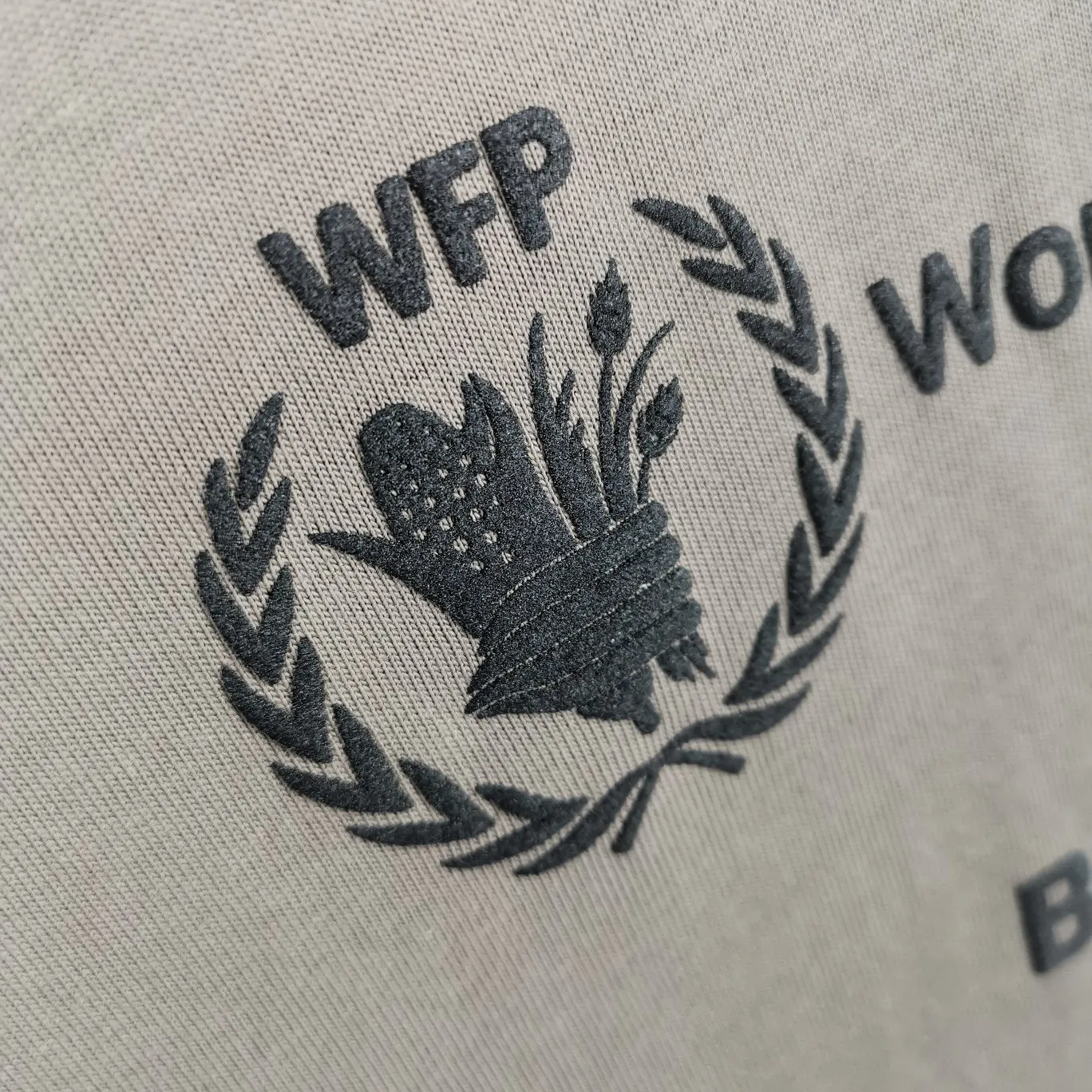 [New] Top version Balenciaga 22SS new WFP World Food Agency male and female couple star same style short-sleeved T-shirt. The fabric is made of 32S 280g double yarn pure cotton fabric. It does not pill and feels very good. It has been printed and dressed up dozens of times in order to achieve a 1:1 effect. All imported slurries are used. Proportional foaming powder is added to the slurry to foam at high temperatures. The printing convex effect is very good, and the powder does not fall off and does not break. Washable and environmentally friendly printing on the front and back panels. The entire printing process takes a long time. The hem and cuffs are all customized threads. There is no error in dyeing in the same vat. The workmanship is perfect. The accessories are all customized. This year's hot trend in the market. Many Internet celebrity tops. Very trendy. Same style for men and women. OverSzie version. Color: black, white, dark khaki, fluorescent green. Size: XS-L P:270