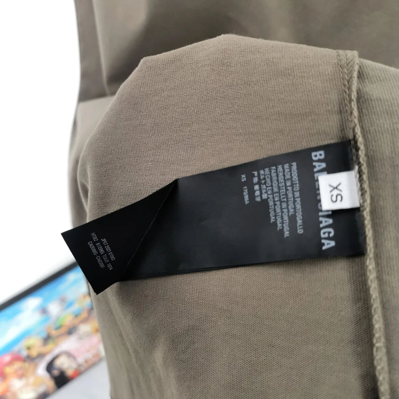[New] Top version Balenciaga 22SS new WFP World Food Agency male and female couple star same style short-sleeved T-shirt. The fabric is made of 32S 280g double yarn pure cotton fabric. It does not pill and feels very good. It has been printed and dressed up dozens of times in order to achieve a 1:1 effect. All imported slurries are used. Proportional foaming powder is added to the slurry to foam at high temperatures. The printing convex effect is very good, and the powder does not fall off and does not break. Washable and environmentally friendly printing on the front and back panels. The entire printing process takes a long time. The hem and cuffs are all customized threads. There is no error in dyeing in the same vat. The workmanship is perfect. The accessories are all customized. This year's hot trend in the market. Many Internet celebrity tops. Very trendy. Same style for men and women. OverSzie version. Color: black, white, dark khaki, fluorescent green. Size: XS-L P:270