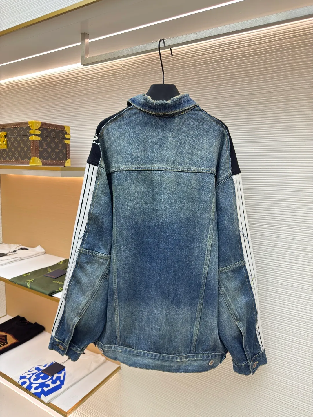 Balenciaga CUT-UP denim jacket ●Authentic product: Purchased and developed for 23900 ●Item number: 1680504-C00 ●Material: Denim denim fabric ●Technology: frayed production ●Version: Loose fit ●Weight: about 1230 grams ●Size: 1-2-34 ●Description: Customized vintage fabric intertwined with cotton denim and phantom technology. Excellent texture. Comfortable and close to the skin. The main color of blue brings the uninhibited and casual nature of denim culture. A cool collision of unique blue and black colors. The shoulders and sleeves are carefully decorated with sportswear details and embellished with the Balenciaga logo. The ingenious embedding of sports stripes creates a conflicting and harmonious aesthetic. It blurs the boundaries between sports and fashion. Unique tailoring outlines a futuristic silhouette. The denim jacket is no longer limited to a single style positioning. It symbolizes the brand's exploration and breakthrough in the fashion industry. Process 1: Using imported machine embroidery technology, using advanced computer control systems and precision mechanical components to realize Balenciaga. The logo embroidery operation has high precision, the lines are smooth and delicate, and the broken edge hanging technology is used for the holes. The natural edge effect is achieved by physical wear and friction on the edge. Through the combination of high-temperature steam and frosted paper, the fiber hairiness and color difference are removed, presenting a unique hole and wear effect. The overall wiring is straight and delicate, the fabric is comfortable and soft, and the color is consistent without color difference. It can be matched with the same style to create a fashionable look and control various occasions. Customized accessories, complete with three standards, same style for men and women!
