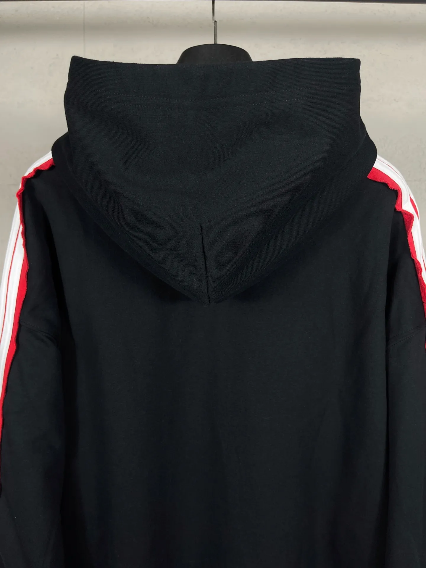 🅿️370 Detailed picture [Top version. Official website quality] BALENCI*GA/Paris SS25 latest model, shoulder sleeves color matching, tie strips, classic double-ring LOGO hooded sweatshirt embroidered on the front left chest, synchronized with brick cabinets, developed at the first time. The fabric is made of Paris ZP custom-woven and dyed cotton sweatshirt. Weighing 460 grams, the cloth surface is clean. The cloth pattern is clear, soft and comfortable. The threads are dyed with no color difference. The classic pattern embroidery is embroidered using an imported Tajima embroidery machine. The letters are clear, three-dimensional and without burrs. Shoulder sleeves with color tie strips, fashionable and classic. Jubie market produces pictures based on pictures. Welcome to compare. The version adopts OS loose shoulder design. Same style for men and women. Code: BL259903 Color: black, white Size: XS S M L