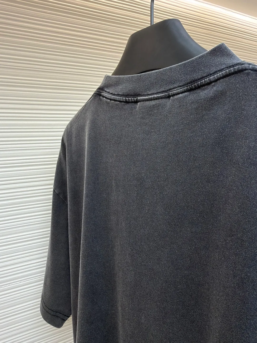 Balenciaga smoke washed short sleeves ●Original version: purchased and developed by 3381 ●Item number: 1682446-A20 ●Fabric: plant batik double yarn cotton fabric ●Technology: washed production ●Color: gray ●Version: loose fit ●Weight: about 270 grams ●Size: XS-S-M-L ●Description: The fabric is made of 220 grams of plant-based batik double yarn cotton. After washing, the surface has a delicate fluffy feel, and it feels like it is wrapped in a layer of soft velvet. The fabric has slight texture wrinkles. The chest printing uses an imported Brother white ink machine - the restored letters and rings have a "smudged raw edge" and the overall old-fashioned feel is completely integrated. It is low-key from a distance and full of details when viewed up close. Deliberately carried out heavy fermentation washing + stone grinding process: the overall color is "charcoal gray background + irregular gray and white stains". The oversize slightly dropped shoulder version has a shoulder line 2cm wider than the regular style, which can hide the shoulder width and body fat without dragging like a "sack"; the length of the dress just covers the hip bones, and can be worn with shorts to expose the waist or jeans to cover the flesh, making it look casual and relaxed for all body types. The overall wiring is straight and delicate, the fabric is comfortable and soft, and the color is consistent without color difference. It can be matched with the same style to create a fashionable look and control various occasions. Customized accessories, complete with three standards, same style for men and women!