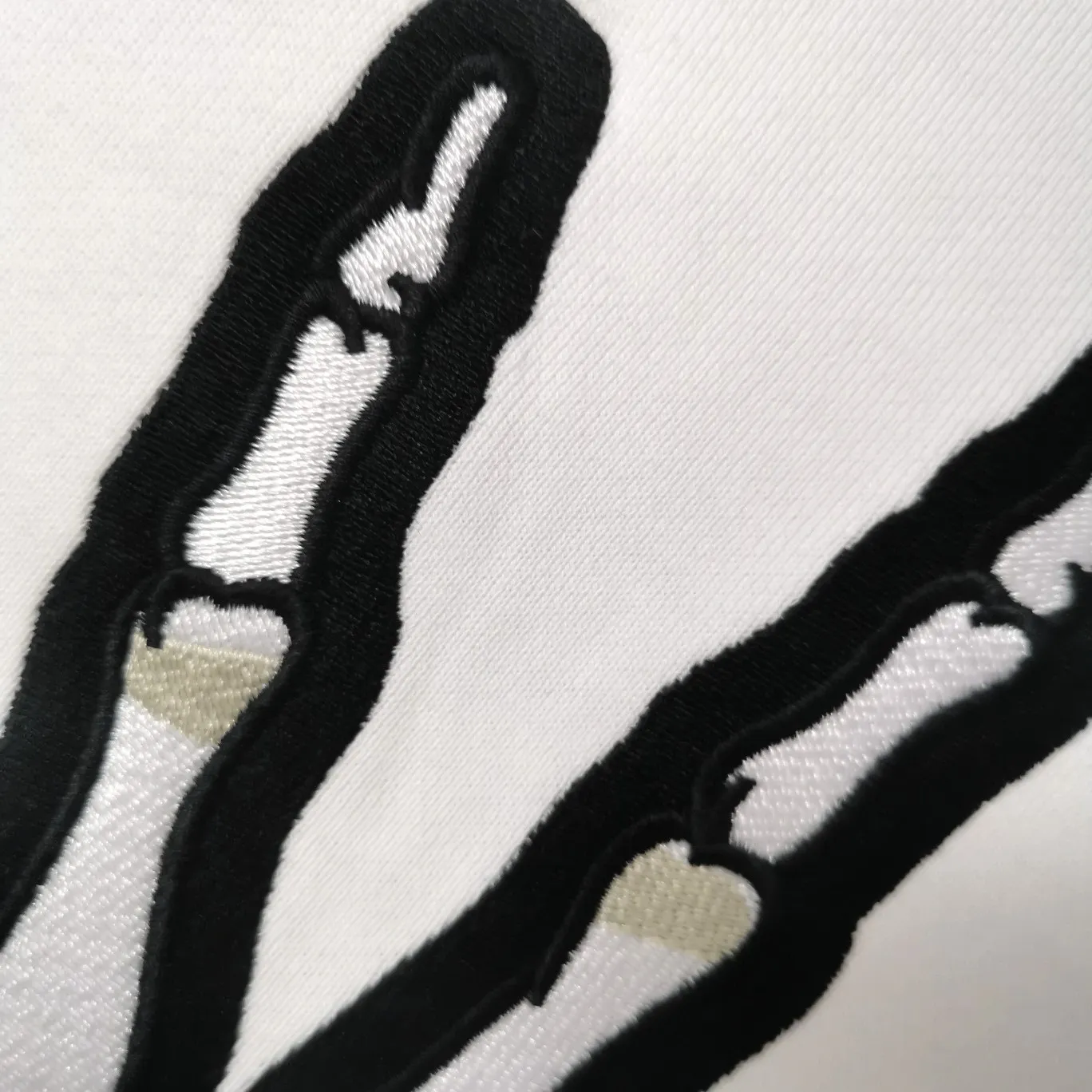 Additional details - the top tested version BALENCIAGA yellow dissolved smiley back skull scissor hand logo Balenciaga male and female couple loose cotton autumn and winter hoodie hooded sweatshirt 100% original development of special printing technology, embroidery design, fabric, version. The fabric is made of 480g combed cotton fabric, which is full of drape, warm and comfortable! Melting smiley face printing on the front panel: It mainly uses extremely green and environmentally friendly printing silica gel. Silica gel is a highly active adsorption material and is an amorphous substance. Insoluble in water and any solvent, non-toxic and odorless. Special transparent glue is printed on the surface, which has the original viscosity effect. The high transparency does not affect the color glue effect. Back panel skull pattern embroidery: The embroidery thread is made of mercerized material, which is more flexible and glossy than ordinary embroidery thread. The front and rear craftsmanship is restored 1V1, and the version has a classic dropped shoulder oversize design. Color: Black White Size: XS-L P:470