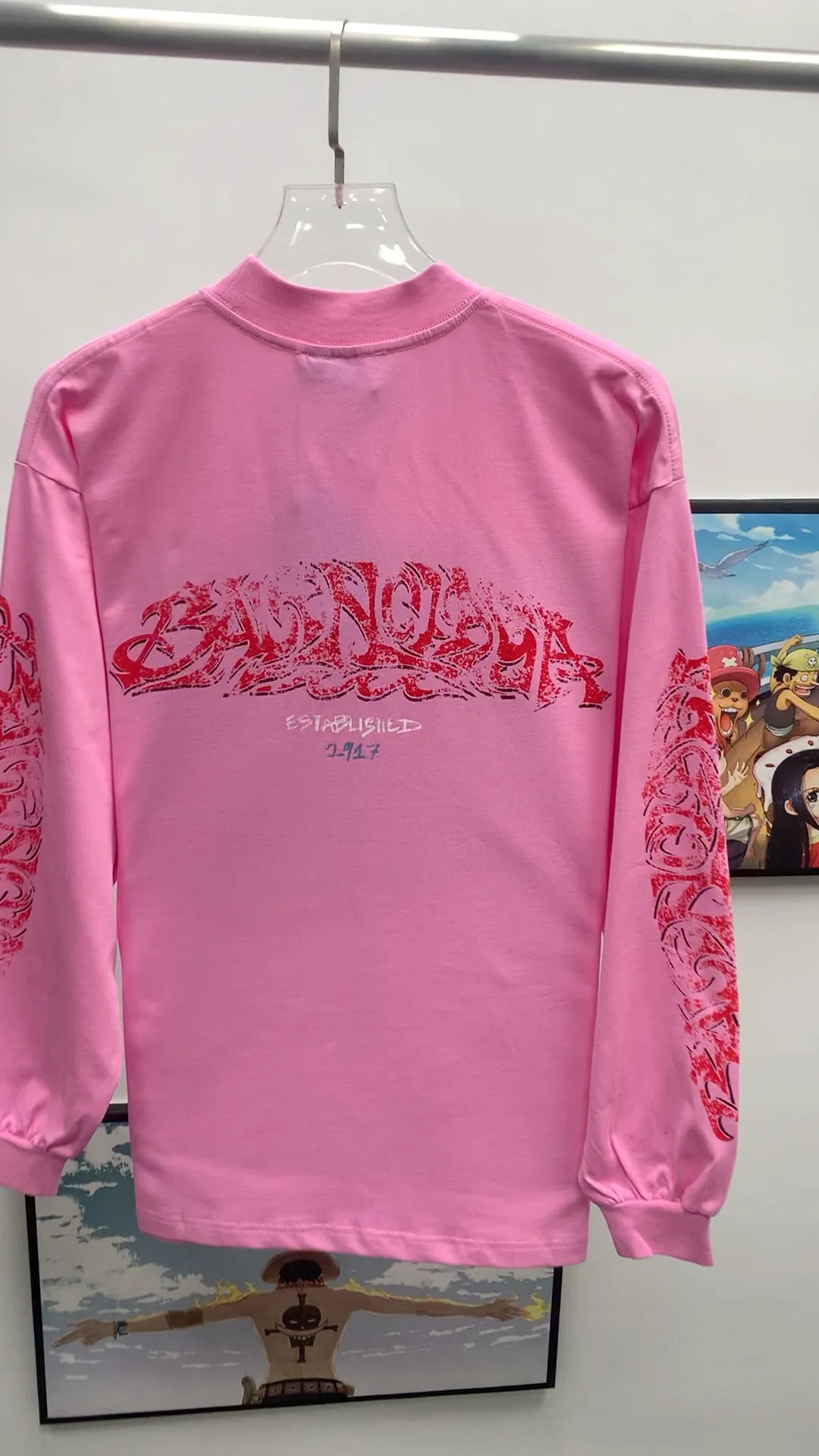Real shot video on the back————The top tested version of Balenciaga Paris 24ss capsule series flame long sleeves, round neck and long sleeves. This is undoubtedly another big hit this year. I purchased the original version for the first time. The ghost letters on the front and back are printed using the imported Kornit direct-injection printing process. Exclusively matched 32 smooth plain double yarns/300g fabric. Using dot printing technology, the printed images have the characteristics of rich layers, strong three-dimensionality and lifelike colors. The dot paste has excellent fastness and soft feel and does not block the screen. Offshore large-profile long and short-sleeved sweatshirts and sweatpants, retro and old graffiti logo are versatile and good-looking ·Oversized version ·Round neck ·Short sleeves The front, back and sleeves are decorated with offshore artwork prints Washed faded effect Color Green gray Old pink Size:S~L P:320