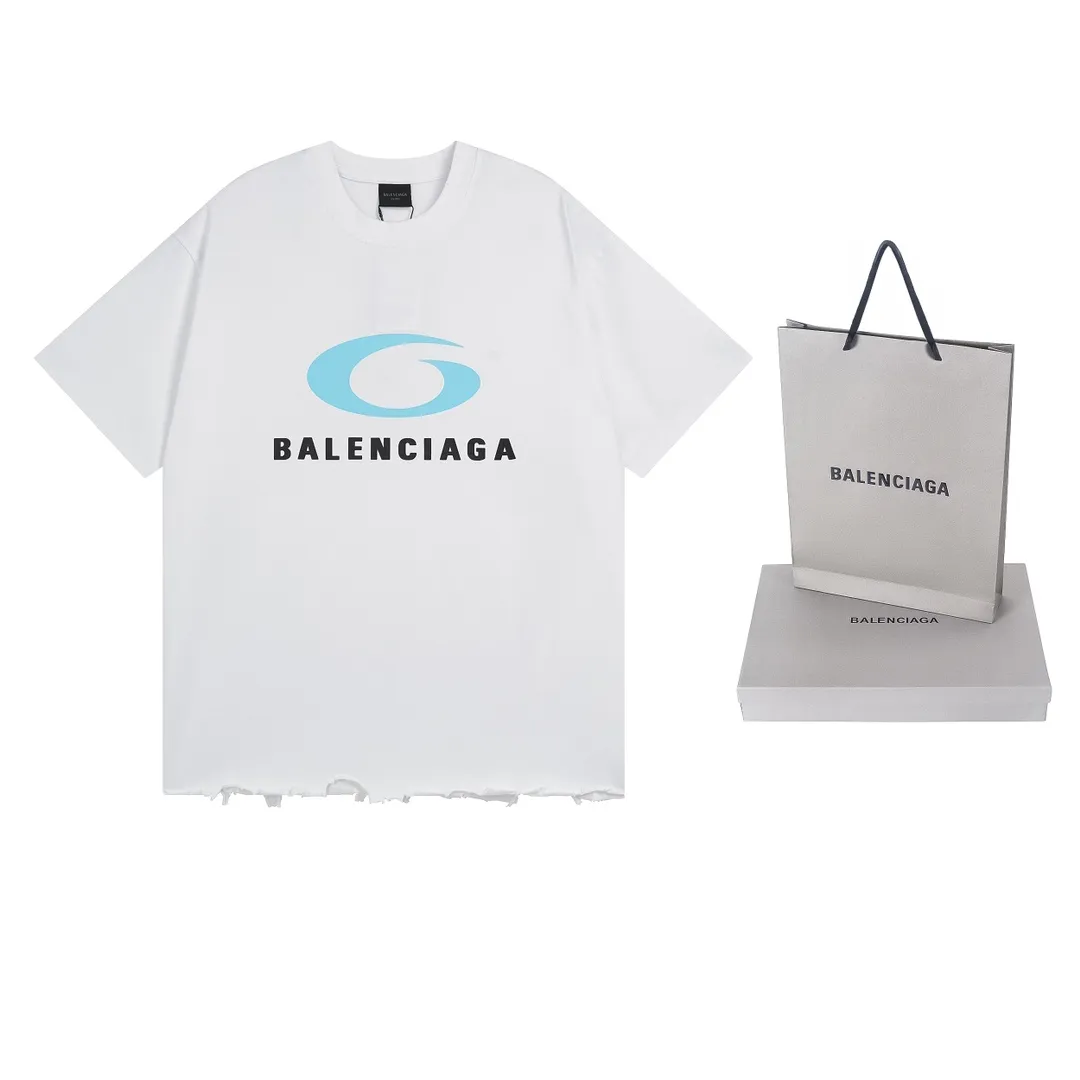 🅿️190 Detailed pictures [Top version. Official website quality] BALENCI*GA/Paris BALENCI*GA#25 Paris new style, classic LOGO print on the front and back, washed and worn, old hem, hand-polished short-sleeved T-shirt. Brick cabinet synchronization. The old and worn ZP is the same, welcome to compare. The fabric is made of Paris ZP custom-woven and dyed 100% cotton double-yarn compact cotton. The weight is 260 grams. The cloth surface is clean. The cloth pattern is clear. Soft and comfortable. Good color fastness. Not easy to change color. The threads are woven and dyed with no color difference. The printing uses imported environmentally friendly glue printing, and the ready-made garments are washed, worn and worn, and the process is extremely heavy. Jubie market makes goods based on pictures. Comparisons welcome. Restore the brick cabinet. The version adopts the OS loose shoulder version. Same style for men and women. Code: BL253652 Color: black, white Size: XS S M L