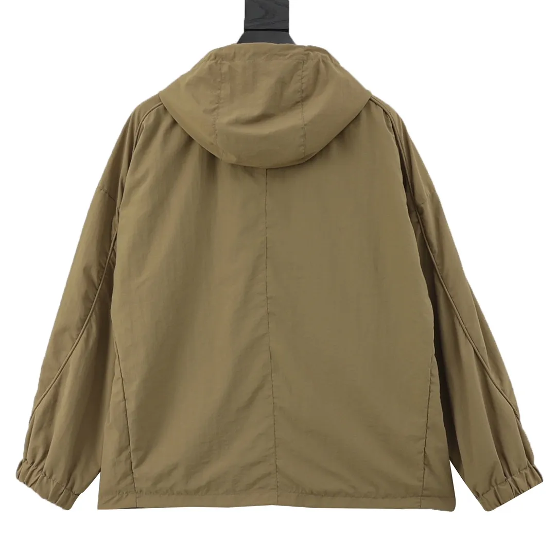 🅿️570 Balenciaga/Balenciaga letter embroidery zipper hooded jacket Embroidery: straight lines, smooth curves; neat stitches, no jagged edges; embroidery surface is flat, silk strands are not skewed; needle spacing is consistent, no bottom is exposed, no overlap; embroidery surface is smooth, without ink marks and other stains. Advanced imported embroidery machines are used to ensure the quality of each customer's logo embroidery. Fabric: Made of 26-count combed cotton + 10-count 100% cotton, with a weight of 140G. The fabric uses high-quality domestic Xinjiang cotton yarn. Xinjiang cotton is recognized as a superior material among domestic cotton. The fabric is woven using the internationally recognized Fukuhara knitting machine. The fabric has clear texture, good resilience, strong wrinkle resistance, good abrasion resistance and breathability. It is close to the skin, not easy to loosen and has a long-lasting wide effect. The fabric has good gloss, strength and wear resistance, small shrinkage and a good skeleton feel. The pure cotton cloth is produced by air flow liquid cylinder. The environmentally friendly dyeing meets the national first-class product requirements. It is not easy to fade and is not prone to creases and claw marks. It can be worn all year round: the sewing machine needle uses No. 9 round-head needles, which will not puncture or break the fibers of the fabric, and the thread density is 3CM/14 needles, which is tight, not loose, and not sparse; the sewing thread uses imported oil-proof treated thread, and there will be no oil stains; the car is an imported car with a silver sword and a knife, which does not eat or leave any cloth. It has a full sense of high brand quality! size：XS-L