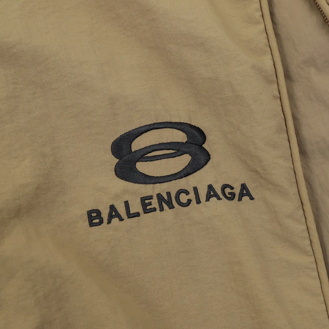 🅿️570 Balenciaga/Balenciaga letter embroidery zipper hooded jacket Embroidery: straight lines, smooth curves; neat stitches, no jagged edges; embroidery surface is flat, silk strands are not skewed; needle spacing is consistent, no bottom is exposed, no overlap; embroidery surface is smooth, without ink marks and other stains. Advanced imported embroidery machines are used to ensure the quality of each customer's logo embroidery. Fabric: Made of 26-count combed cotton + 10-count 100% cotton, with a weight of 140G. The fabric uses high-quality domestic Xinjiang cotton yarn. Xinjiang cotton is recognized as a superior material among domestic cotton. The fabric is woven using the internationally recognized Fukuhara knitting machine. The fabric has clear texture, good resilience, strong wrinkle resistance, good abrasion resistance and breathability. It is close to the skin, not easy to loosen and has a long-lasting wide effect. The fabric has good gloss, strength and wear resistance, small shrinkage and a good skeleton feel. The pure cotton cloth is produced by air flow liquid cylinder. The environmentally friendly dyeing meets the national first-class product requirements. It is not easy to fade and is not prone to creases and claw marks. It can be worn all year round: the sewing machine needle uses No. 9 round-head needles, which will not puncture or break the fibers of the fabric, and the thread density is 3CM/14 needles, which is tight, not loose, and not sparse; the sewing thread uses imported oil-proof treated thread, and there will be no oil stains; the car is an imported car with a silver sword and a knife, which does not eat or leave any cloth. It has a full sense of high brand quality! size：XS-L