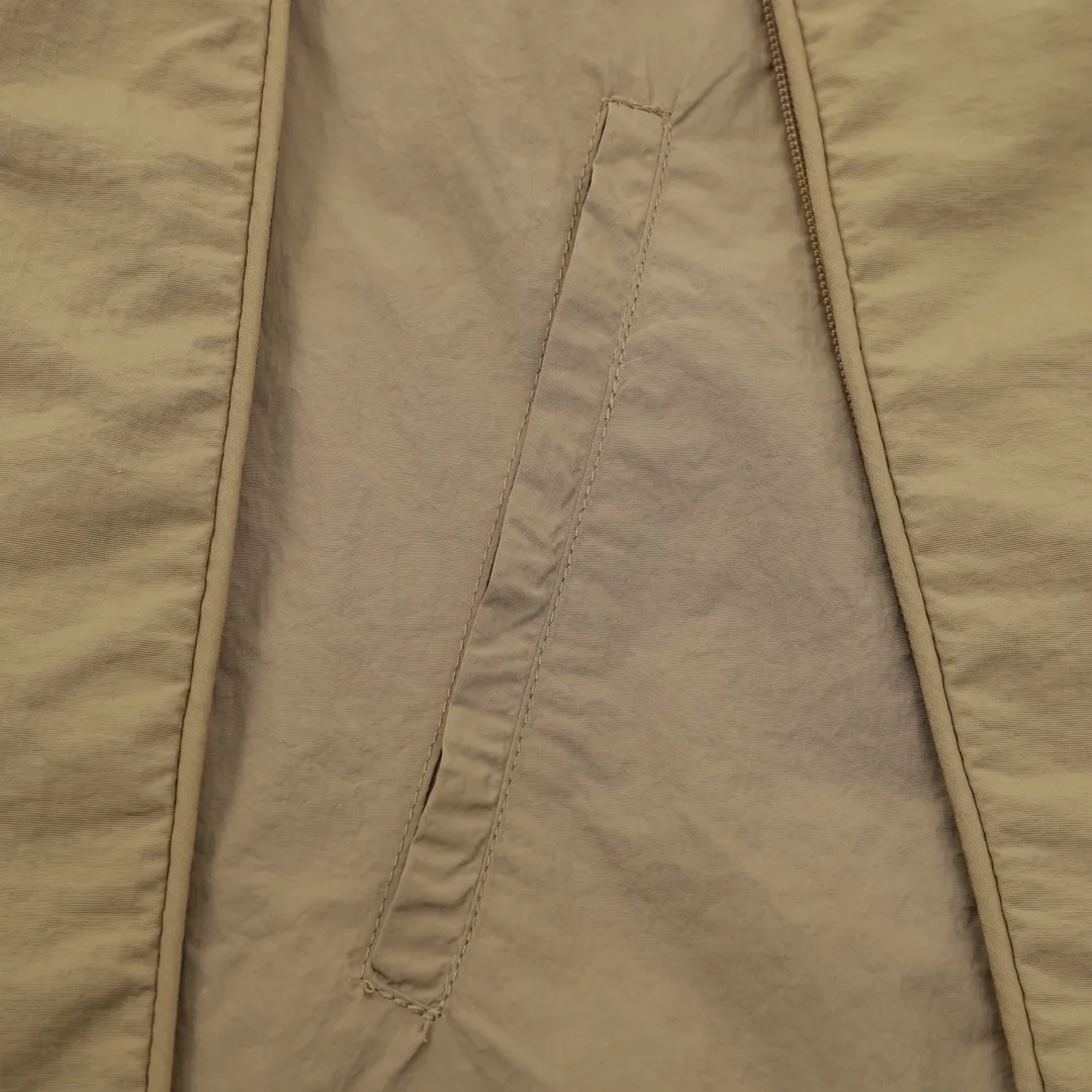 🅿️570 Balenciaga/Balenciaga letter embroidery zipper hooded jacket Embroidery: straight lines, smooth curves; neat stitches, no jagged edges; embroidery surface is flat, silk strands are not skewed; needle spacing is consistent, no bottom is exposed, no overlap; embroidery surface is smooth, without ink marks and other stains. Advanced imported embroidery machines are used to ensure the quality of each customer's logo embroidery. Fabric: Made of 26-count combed cotton + 10-count 100% cotton, with a weight of 140G. The fabric uses high-quality domestic Xinjiang cotton yarn. Xinjiang cotton is recognized as a superior material among domestic cotton. The fabric is woven using the internationally recognized Fukuhara knitting machine. The fabric has clear texture, good resilience, strong wrinkle resistance, good abrasion resistance and breathability. It is close to the skin, not easy to loosen and has a long-lasting wide effect. The fabric has good gloss, strength and wear resistance, small shrinkage and a good skeleton feel. The pure cotton cloth is produced by air flow liquid cylinder. The environmentally friendly dyeing meets the national first-class product requirements. It is not easy to fade and is not prone to creases and claw marks. It can be worn all year round: the sewing machine needle uses No. 9 round-head needles, which will not puncture or break the fibers of the fabric, and the thread density is 3CM/14 needles, which is tight, not loose, and not sparse; the sewing thread uses imported oil-proof treated thread, and there will be no oil stains; the car is an imported car with a silver sword and a knife, which does not eat or leave any cloth. It has a full sense of high brand quality! size：XS-L