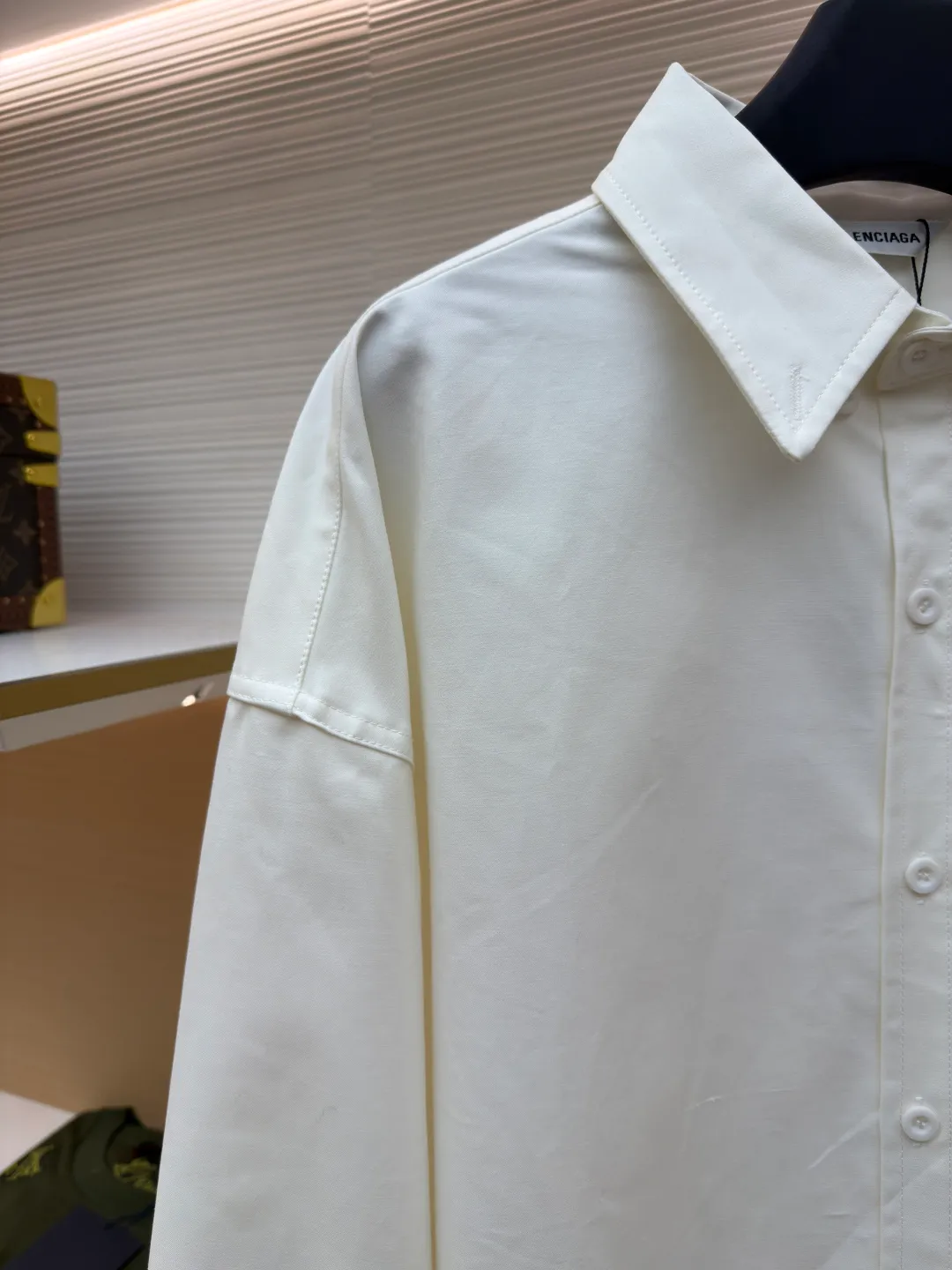 Balenciaga printed shirt jacket ●Original version: Purchased and developed for 4999 ●Item number: 1680881-B05 ●Material: thick-woven long-staple cotton fabric ●Technology: glue printing ●Version: loose version ●Weight: about 595 grams ●Size: 1-2-3 ●Description: Customized luxury double-sided thick-woven long-staple cotton. The different textures on both sides are consistent with the original version. The texture is visible to the naked eye and the upper body is three-dimensional and stylish. It is comfortable and soft to the body. The front panel is decorated with a homogeneous clean fit display and matched with the Balenciaga print embellishment on the back panel to make the stereotype of the shirt trendy and lively. It has both spontaneity and relaxation, and the sense of high-end is revealed, and fashion is born from this. The back is printed with thickened glue from an imported machine. By adjusting the thickness and formula of the glue, thickened glue printing can form a thicker printing layer on the surface of the fabric. The pattern is more vivid and three-dimensional. High-temperature printing machines are used for the ironing positions. High temperature and pressure are applied to the fabric through the synergy of the heating plate and the pressure roller to make the surface of the fabric smooth and crisp. Wear-resistant and resistant (exclusively for export assembly line shirt factories, first-line brand quality). The fabrics have been washed and have a better hand feel. It is not easy to deform and not easy to shrink. Not easy to fade and maintain long-lasting beauty. The overall wiring is straight and delicate, the fabric is comfortable and soft, and the color is consistent without color difference. It can be matched with the same style to create a fashionable look and control various occasions. Customized accessories, complete with three standards, same style for men and women!