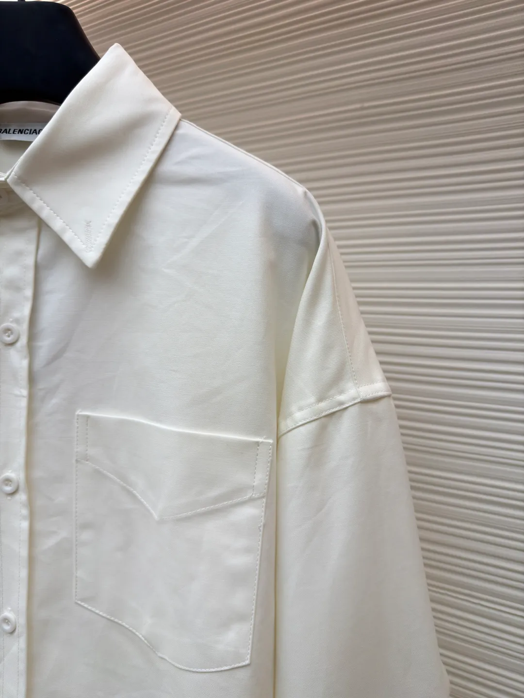 Balenciaga printed shirt jacket ●Original version: Purchased and developed for 4999 ●Item number: 1680881-B05 ●Material: thick-woven long-staple cotton fabric ●Technology: glue printing ●Version: loose version ●Weight: about 595 grams ●Size: 1-2-3 ●Description: Customized luxury double-sided thick-woven long-staple cotton. The different textures on both sides are consistent with the original version. The texture is visible to the naked eye and the upper body is three-dimensional and stylish. It is comfortable and soft to the body. The front panel is decorated with a homogeneous clean fit display and matched with the Balenciaga print embellishment on the back panel to make the stereotype of the shirt trendy and lively. It has both spontaneity and relaxation, and the sense of high-end is revealed, and fashion is born from this. The back is printed with thickened glue from an imported machine. By adjusting the thickness and formula of the glue, thickened glue printing can form a thicker printing layer on the surface of the fabric. The pattern is more vivid and three-dimensional. High-temperature printing machines are used for the ironing positions. High temperature and pressure are applied to the fabric through the synergy of the heating plate and the pressure roller to make the surface of the fabric smooth and crisp. Wear-resistant and resistant (exclusively for export assembly line shirt factories, first-line brand quality). The fabrics have been washed and have a better hand feel. It is not easy to deform and not easy to shrink. Not easy to fade and maintain long-lasting beauty. The overall wiring is straight and delicate, the fabric is comfortable and soft, and the color is consistent without color difference. It can be matched with the same style to create a fashionable look and control various occasions. Customized accessories, complete with three standards, same style for men and women!