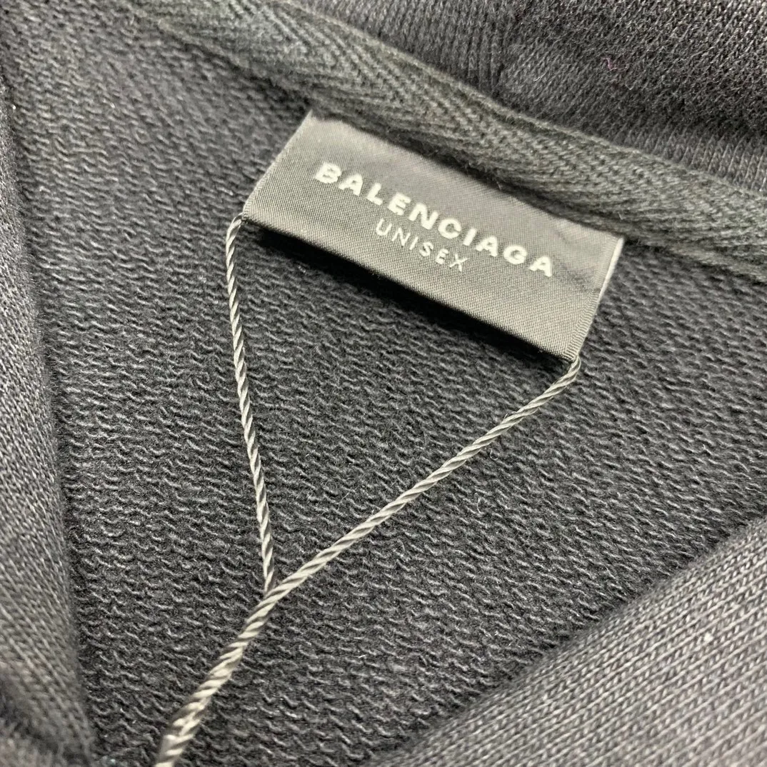 Top tested version BALENCIAGA Balenciaga SS23 official website catwalk style mud-dyed Sanskrit destruction male and female couple star same style pure cotton wide zipper jacket sweatshirt. The back printing uses white ink direct injection process. After spraying out a very obvious effect, it is made into garments and washed, and the fabric printing is washed to a vague nostalgic retro feeling. This is the key soul of this dress!  PS: The printing size and fabric are all the same, only the length of the clothes is ➕ 4 cm! 460 grams of high-end customized fabrics, with excellent washing effect, breathable and thick hand feel. The details are all made by hand polishing and craftsmanship. The original version is matched and not easy to deform. The independent zipper hardware is molded and the ready-to-wear is heavily washed. The color is washed black and the black jacket is the basic foundation. The mud-dyed hand-painted plate matching process on the back presents a Sanskrit letter design that is very classic and versatile. I fell in love with it at first sight. It has been created through multiple processes to create a full sense of high-end. Same style for men and women, complete in three sizes, size: XS-L P:430