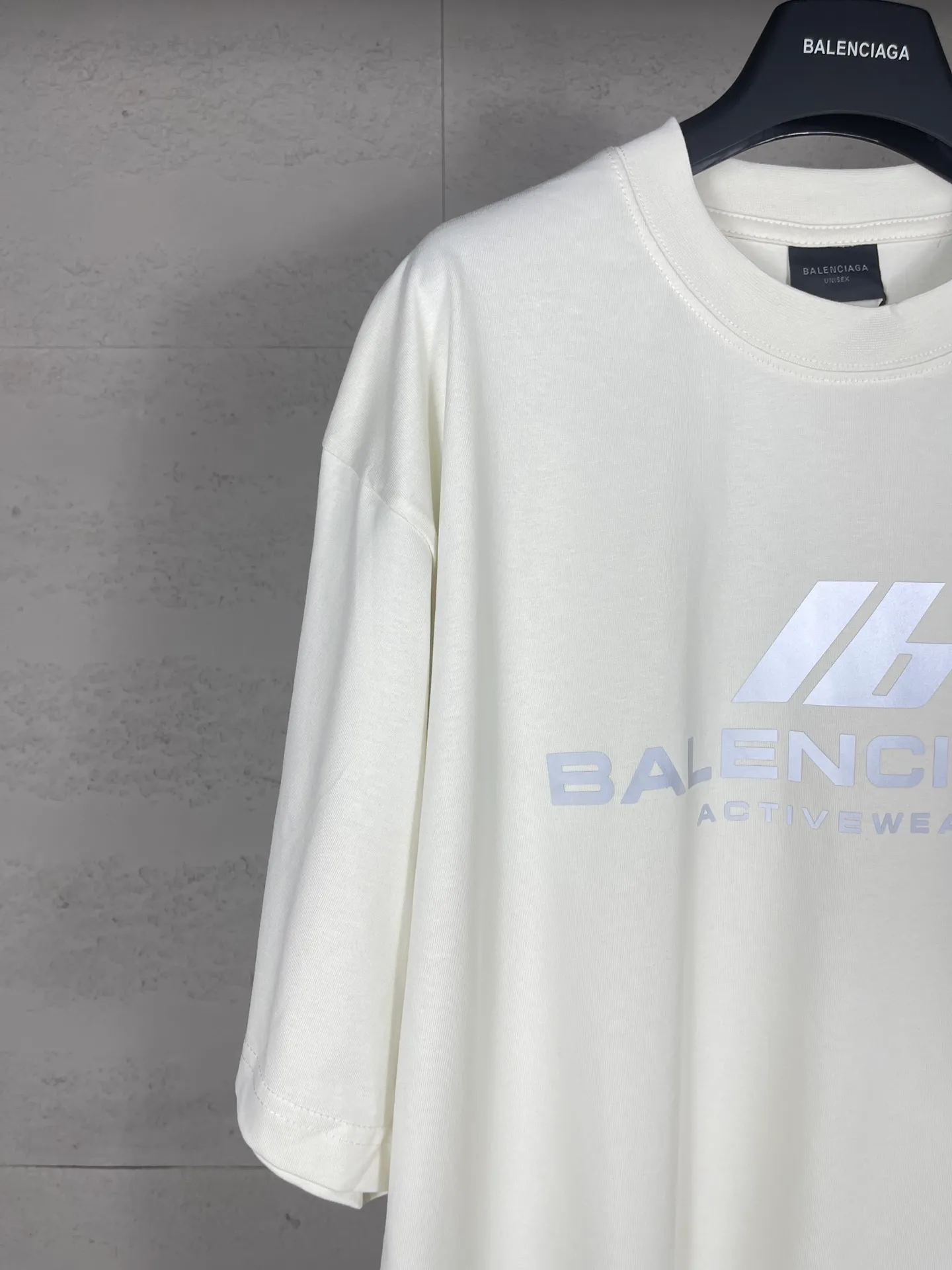 🅿️170 real photos [Top version. Official website quality] BALENCI*GA/Paris. 2024 new style. 3M reflective letter printed short-sleeved T-shirt, brick cabinet synchronization. Genuine product developed in the first time, happy to print and compare! The fabric is made of Paris ZP custom-woven and dyed cotton double yarn. Weighing 260 grams, the cloth surface is clean. The cloth pattern is clear, soft and comfortable. The threads are dyed with no color difference. The front piece is printed with reflective film. The effect is three-dimensional. Restore the brick cabinet. Different market currency, welcome to compare, the version adopts OS loose shoulder version. Same style for men and women Coding: BL223386 Color. Black, off-white Size: XS to L