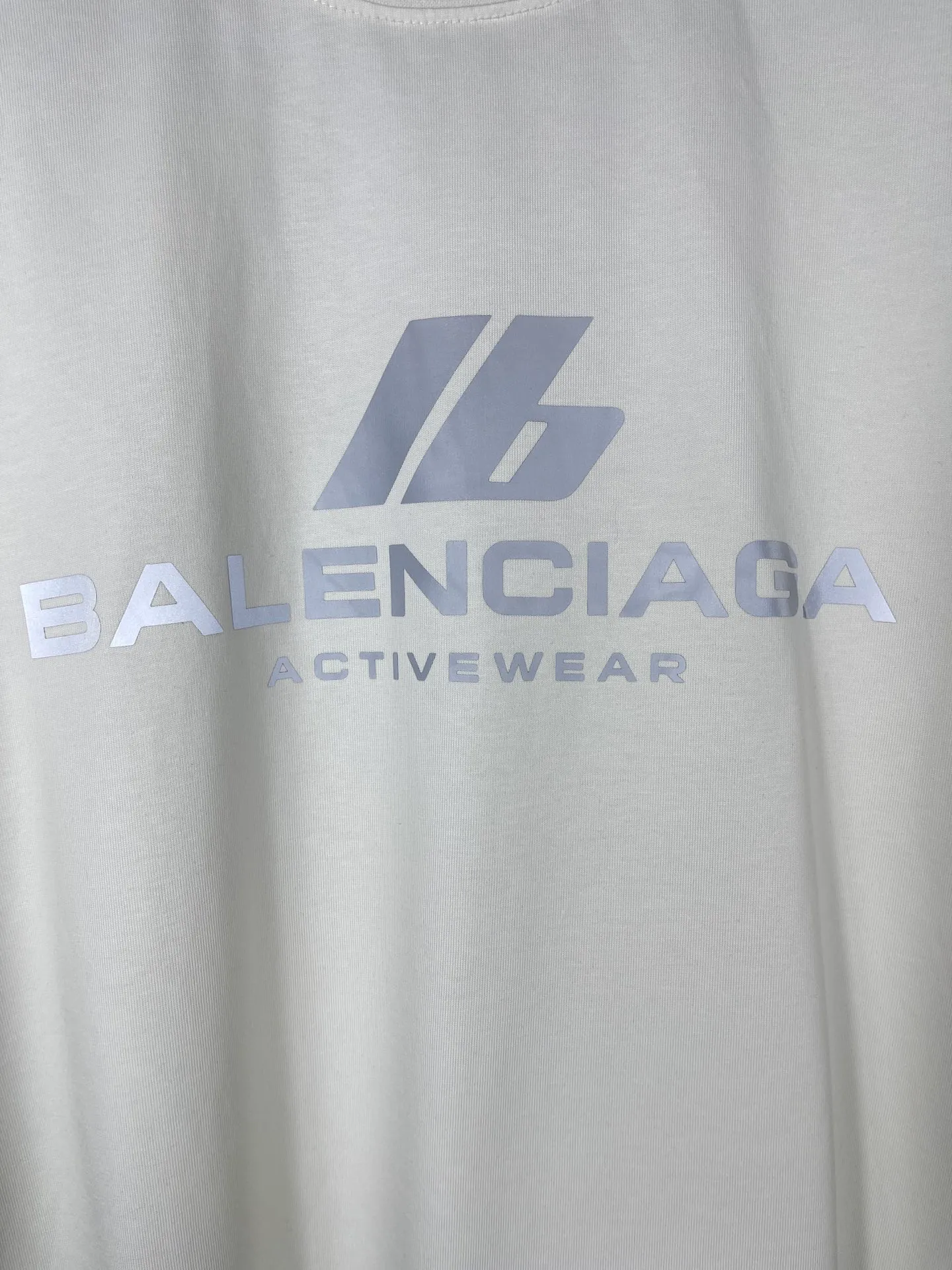 🅿️170 real photos [Top version. Official website quality] BALENCI*GA/Paris. 2024 new style. 3M reflective letter printed short-sleeved T-shirt, brick cabinet synchronization. Genuine product developed in the first time, happy to print and compare! The fabric is made of Paris ZP custom-woven and dyed cotton double yarn. Weighing 260 grams, the cloth surface is clean. The cloth pattern is clear, soft and comfortable. The threads are dyed with no color difference. The front piece is printed with reflective film. The effect is three-dimensional. Restore the brick cabinet. Different market currency, welcome to compare, the version adopts OS loose shoulder version. Same style for men and women Coding: BL223386 Color. Black, off-white Size: XS to L