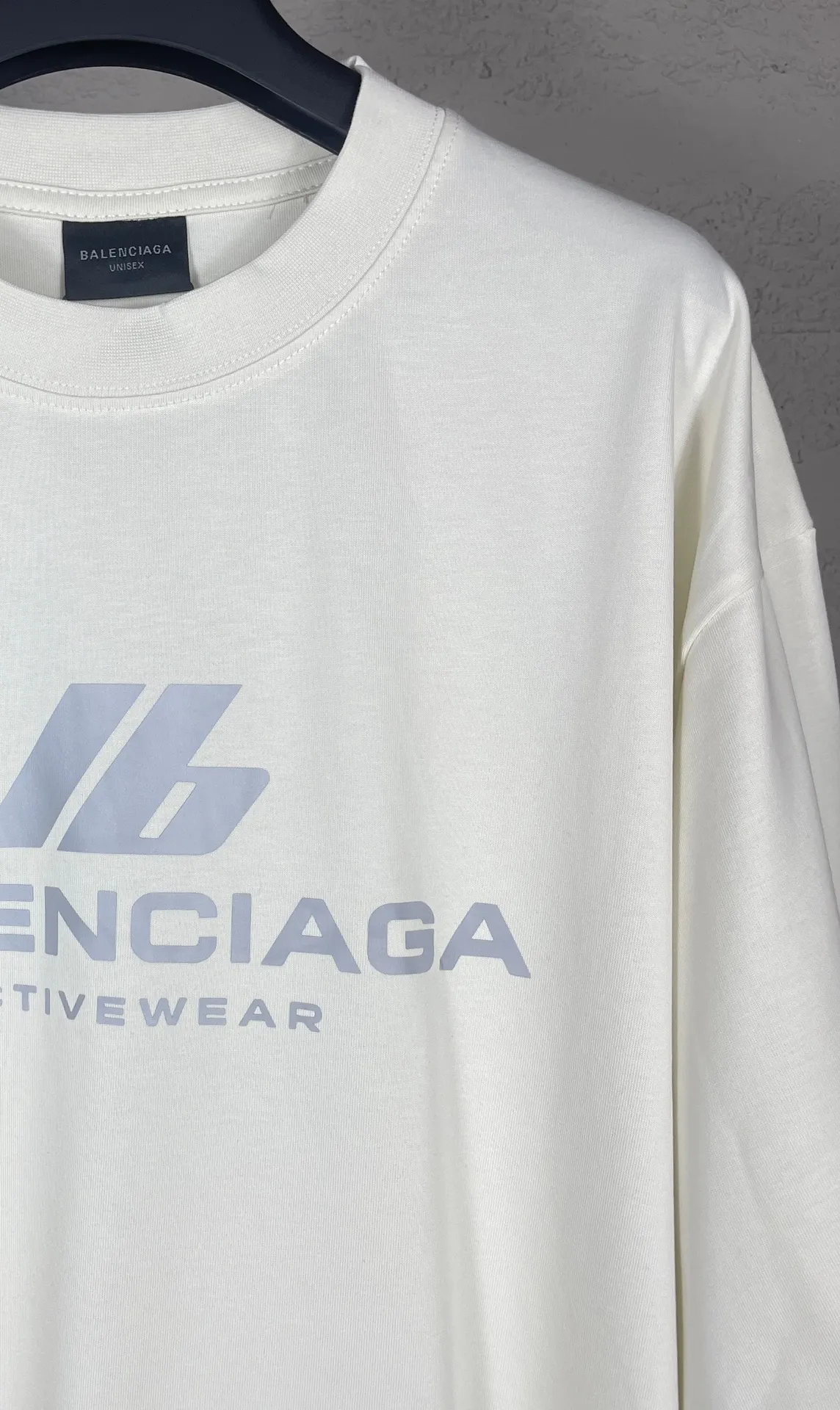 🅿️170 real photos [Top version. Official website quality] BALENCI*GA/Paris. 2024 new style. 3M reflective letter printed short-sleeved T-shirt, brick cabinet synchronization. Genuine product developed in the first time, happy to print and compare! The fabric is made of Paris ZP custom-woven and dyed cotton double yarn. Weighing 260 grams, the cloth surface is clean. The cloth pattern is clear, soft and comfortable. The threads are dyed with no color difference. The front piece is printed with reflective film. The effect is three-dimensional. Restore the brick cabinet. Different market currency, welcome to compare, the version adopts OS loose shoulder version. Same style for men and women Coding: BL223386 Color. Black, off-white Size: XS to L