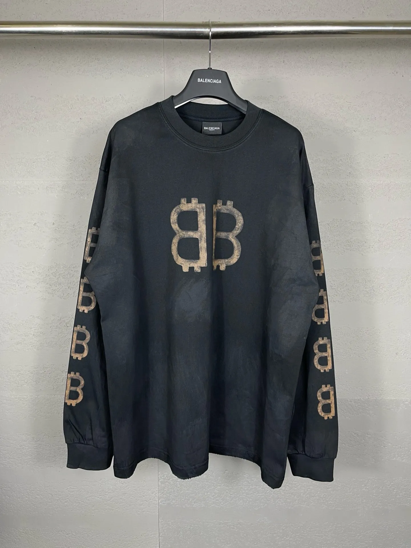 🅿️220 detailed pictures [Top version. Official website quality] BALENCI*GA/Paris. 2023 latest mud hand-painted worn distressed long-sleeved T-shirt. Brick cabinet synchronization. ⚠️Difference between market currency, genuine development, worn. Hand-painted consistent with ZP,‼ ️The fabric is made of Paris ZP custom-woven and dyed 100% double yarn compact cotton. The weight is 260 grams. The cloth surface is clean. The cloth pattern is clear, soft and comfortable. The threads are dyed with no color difference. Ready-made garments are hand-painted, worn, and distressed, with heavy craftsmanship. Comparisons welcome. The version adopts OS loose shoulder design. Same style for men and women. Code: BL225006 Color: black blue, off-white Size: XS S M L