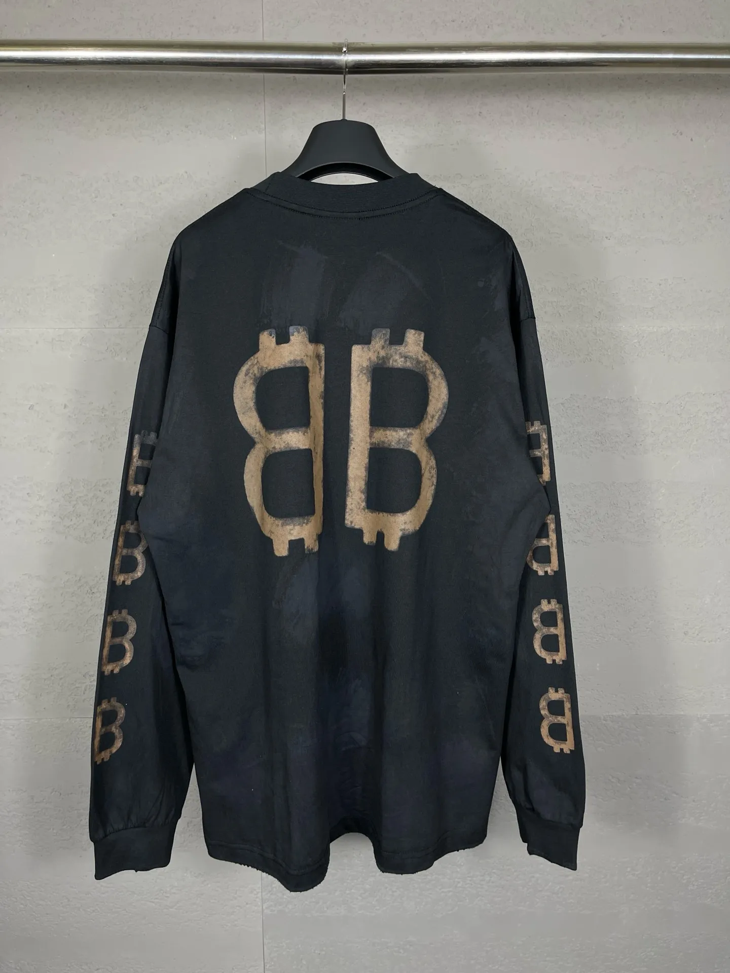 🅿️220 detailed pictures [Top version. Official website quality] BALENCI*GA/Paris. 2023 latest mud hand-painted worn distressed long-sleeved T-shirt. Brick cabinet synchronization. ⚠️Difference between market currency, genuine development, worn. Hand-painted consistent with ZP,‼ ️The fabric is made of Paris ZP custom-woven and dyed 100% double yarn compact cotton. The weight is 260 grams. The cloth surface is clean. The cloth pattern is clear, soft and comfortable. The threads are dyed with no color difference. Ready-made garments are hand-painted, worn, and distressed, with heavy craftsmanship. Comparisons welcome. The version adopts OS loose shoulder design. Same style for men and women. Code: BL225006 Color: black blue, off-white Size: XS S M L