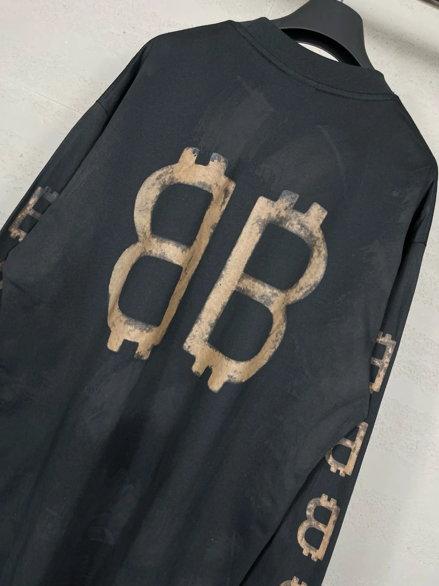 🅿️220 detailed pictures [Top version. Official website quality] BALENCI*GA/Paris. 2023 latest mud hand-painted worn distressed long-sleeved T-shirt. Brick cabinet synchronization. ⚠️Difference between market currency, genuine development, worn. Hand-painted consistent with ZP,‼ ️The fabric is made of Paris ZP custom-woven and dyed 100% double yarn compact cotton. The weight is 260 grams. The cloth surface is clean. The cloth pattern is clear, soft and comfortable. The threads are dyed with no color difference. Ready-made garments are hand-painted, worn, and distressed, with heavy craftsmanship. Comparisons welcome. The version adopts OS loose shoulder design. Same style for men and women. Code: BL225006 Color: black blue, off-white Size: XS S M L