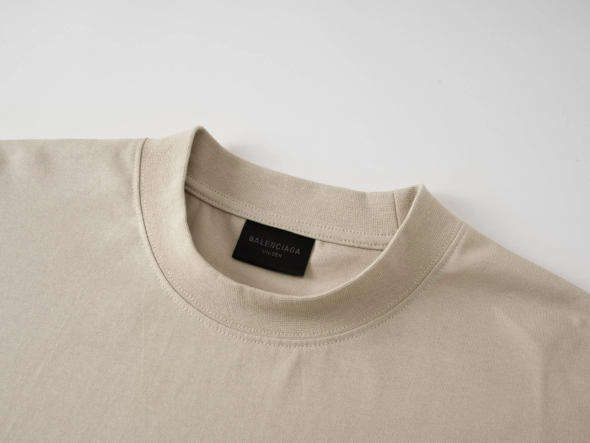 🅿️206 Actual pictures [Top version. Official website quality] BALENCI*GA/Paris.SS25 latest model. Color splicing series. New LOGO monogram printing. Spliced ​​short-sleeved T-shirt. Brick cabinet synchronization. Genuine development at the first time. The fabric is made of Paris ZP custom-woven and dyed cotton double yarn. Weighing 260 grams, the cloth surface is clean. The cloth pattern is clear, soft and comfortable. The threads are dyed with no color difference. The printing is made of environmentally friendly imported materials. The letters are clear and the effect is three-dimensional. The version adopts OS loose shoulder design. Same style for men and women. Code: BL253657 Color: black gray, apricot Size: XS S M L