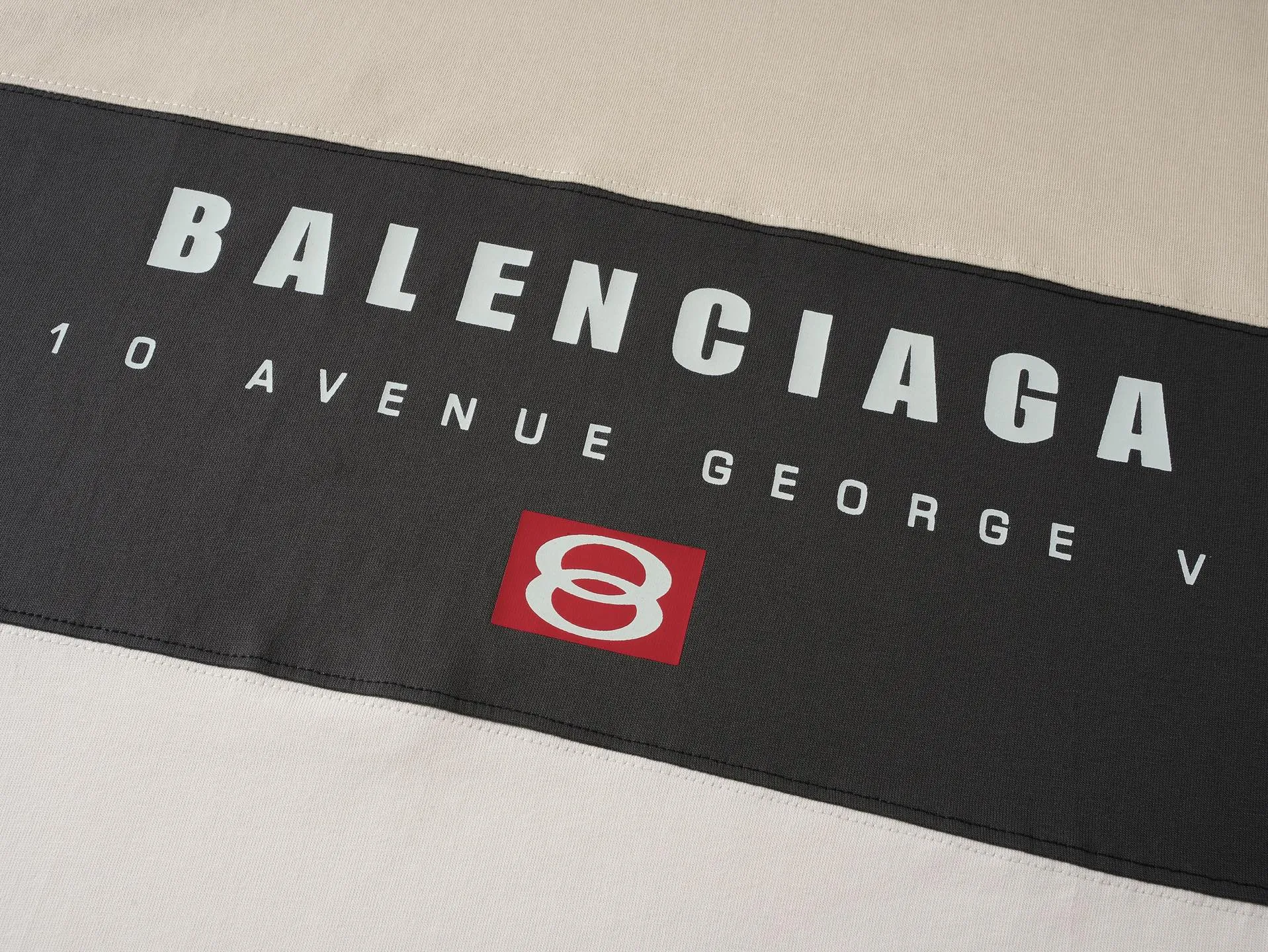 🅿️206 Actual pictures [Top version. Official website quality] BALENCI*GA/Paris.SS25 latest model. Color splicing series. New LOGO monogram printing. Spliced ​​short-sleeved T-shirt. Brick cabinet synchronization. Genuine development at the first time. The fabric is made of Paris ZP custom-woven and dyed cotton double yarn. Weighing 260 grams, the cloth surface is clean. The cloth pattern is clear, soft and comfortable. The threads are dyed with no color difference. The printing is made of environmentally friendly imported materials. The letters are clear and the effect is three-dimensional. The version adopts OS loose shoulder design. Same style for men and women. Code: BL253657 Color: black gray, apricot Size: XS S M L