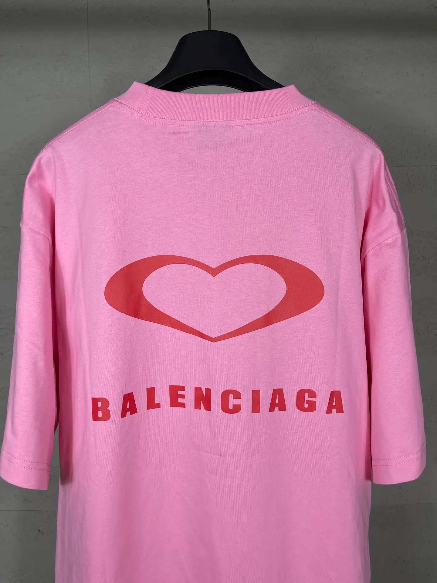 🅿️186 real photos [Top version. Official website quality] BALENCI*GA/Paris. SS25 latest model, Paris Chinese Valentine's Day limited edition, short-sleeved T-shirt with love LOGO embroidery on the front and love LOGO printing on the back. Brick cabinet synchronization. Genuine product developed at the first time, welcome to compare! The fabric is made of Paris ZP custom-woven and dyed cotton double yarn. Weighing 260 grams, the cloth surface is clean. The cloth pattern is clear, soft and comfortable. The threads are dyed with no color difference. The embroidery is done using imported Tajima embroidery machines. The printing uses environmentally friendly imported rubber paddles. The letters are clear and the effect is three-dimensional. The version adopts OS loose shoulder design. Same style for men and women. Code: BL253721 Color: black, red, pink, off-white Size: XS S M L
