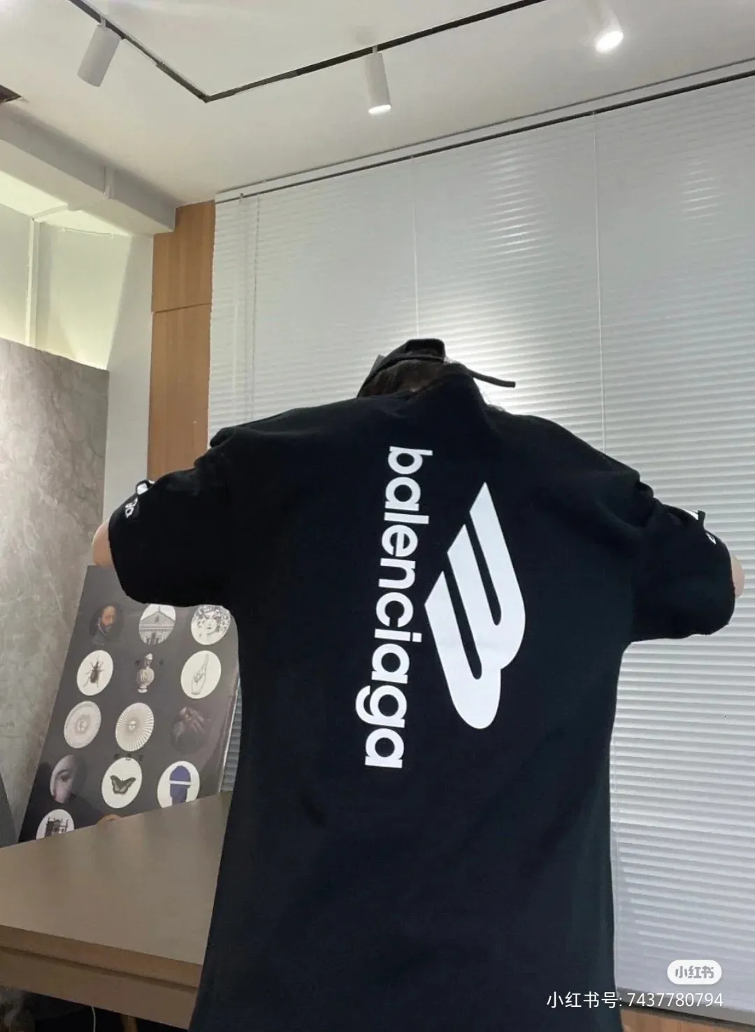 ♻️💯Reference model picture for the upper body❤️Top tested version BALENCIAGA/Balenciaga 2024 SS large LOGO printed ski series short-sleeved T-shirt ✅No.1 quality in this market Real ceiling quality ✅All original development drawings pay attention to details to avoid mixed use of stolen pictures ✅Correct 260g custom-woven and dyed double yarn pure cotton fabric Custom-dyed threads without color difference ✅Correct imported material printing Conley machine white ink direct injection process The letters are clear and three-dimensional Strong and does not fall off. ✅ Overweight craftsmanship. The original version is the same. Different market currency. Let me explain why mine is a little more expensive than others. 1. It seems to be a simple printing or embroidery. In fact, it is not simple at all. 10000% imported machine restoration. It is not just words. You are welcome to compare with peers. 2. Each model is produced by the company. The details of the workmanship and fabrics are consistent with the original ones. There is no color difference between the guarantee and the counter. Re-engraving is not terrible. Whoever is fake is embarrassed. It’s not shameful to make a replica, it’s shameful if you can’t buy the correct version if you make a replica. 3. Note that the threaded collars are all original collars of certain countries and regions, with high wrapping. The width of the neckline and cabinets are accurate to the millimeter. Thick necklines are not easy to deform. The collars of high-end products are all restored cabinets. They are different from the big collars in the world. Ordinary garbage short-sleeves are printed with a print. The clavicle of the upper body is exposed. Please be patient. Customers who have bought genuine products or have seen genuine products will come back to place orders again. This is quality. This is quality. 4. Different styles of washed wheat main wheat, including imported wheat, have different colors and codes. Really restore the counter. As we all know, Balenciaga has different English or different colors on the collar labels of each quarter. This distinguishes the fast food products with the same common main wheat washed wheat. 5. Pay attention to the workmanship. The stitching at the neckline has no folds, smooth and natural without overlapping lines, and truly restores this. This is something that many people cannot do. 6. The fabric is made of 260g Paris-specific double yarn. No one can make better fabrics than my family. There's really no way to compare it with the ordinary version on the market. Respect it. It's genuine and costs thousands of dollars anyway. Don't buy street stalls. Quality 7. The workmanship is fully restored. The packaging is fully restored. The cost is huge. 8. I guarantee here that this is the highest quality you can find. Color: Black Size: XS--L P:260