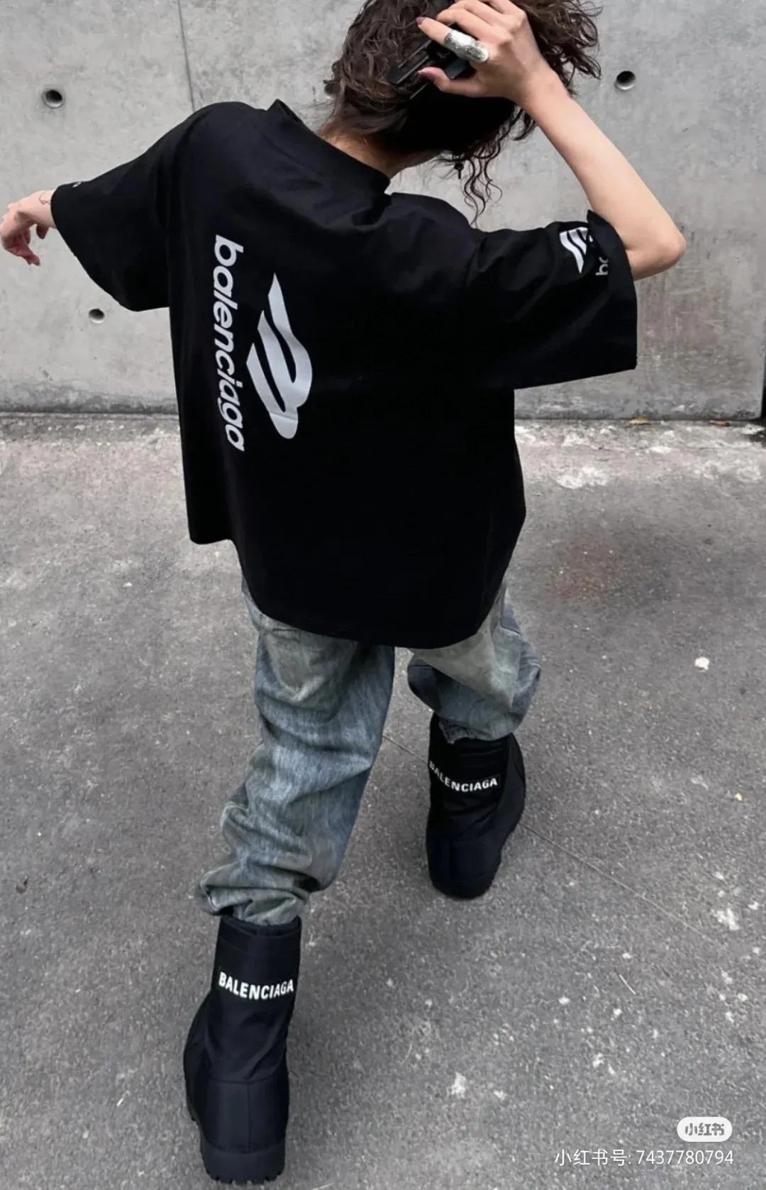♻️💯Reference model picture for the upper body❤️Top tested version BALENCIAGA/Balenciaga 2024 SS large LOGO printed ski series short-sleeved T-shirt ✅No.1 quality in this market Real ceiling quality ✅All original development drawings pay attention to details to avoid mixed use of stolen pictures ✅Correct 260g custom-woven and dyed double yarn pure cotton fabric Custom-dyed threads without color difference ✅Correct imported material printing Conley machine white ink direct injection process The letters are clear and three-dimensional Strong and does not fall off. ✅ Overweight craftsmanship. The original version is the same. Different market currency. Let me explain why mine is a little more expensive than others. 1. It seems to be a simple printing or embroidery. In fact, it is not simple at all. 10000% imported machine restoration. It is not just words. You are welcome to compare with peers. 2. Each model is produced by the company. The details of the workmanship and fabrics are consistent with the original ones. There is no color difference between the guarantee and the counter. Re-engraving is not terrible. Whoever is fake is embarrassed. It’s not shameful to make a replica, it’s shameful if you can’t buy the correct version if you make a replica. 3. Note that the threaded collars are all original collars of certain countries and regions, with high wrapping. The width of the neckline and cabinets are accurate to the millimeter. Thick necklines are not easy to deform. The collars of high-end products are all restored cabinets. They are different from the big collars in the world. Ordinary garbage short-sleeves are printed with a print. The clavicle of the upper body is exposed. Please be patient. Customers who have bought genuine products or have seen genuine products will come back to place orders again. This is quality. This is quality. 4. Different styles of washed wheat main wheat, including imported wheat, have different colors and codes. Really restore the counter. As we all know, Balenciaga has different English or different colors on the collar labels of each quarter. This distinguishes the fast food products with the same common main wheat washed wheat. 5. Pay attention to the workmanship. The stitching at the neckline has no folds, smooth and natural without overlapping lines, and truly restores this. This is something that many people cannot do. 6. The fabric is made of 260g Paris-specific double yarn. No one can make better fabrics than my family. There's really no way to compare it with the ordinary version on the market. Respect it. It's genuine and costs thousands of dollars anyway. Don't buy street stalls. Quality 7. The workmanship is fully restored. The packaging is fully restored. The cost is huge. 8. I guarantee here that this is the highest quality you can find. Color: Black Size: XS--L P:260