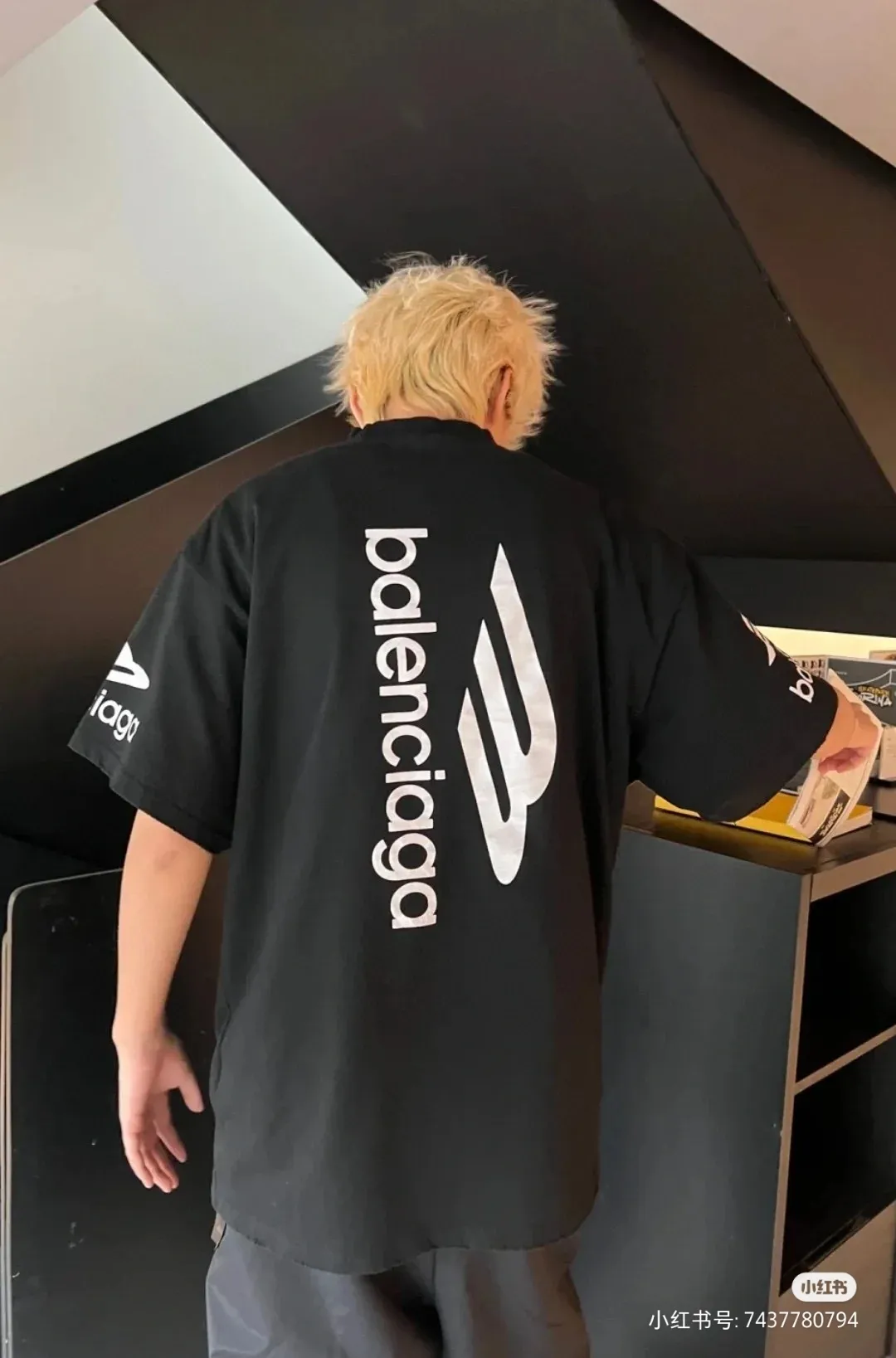 ♻️💯Reference model picture for the upper body❤️Top tested version BALENCIAGA/Balenciaga 2024 SS large LOGO printed ski series short-sleeved T-shirt ✅No.1 quality in this market Real ceiling quality ✅All original development drawings pay attention to details to avoid mixed use of stolen pictures ✅Correct 260g custom-woven and dyed double yarn pure cotton fabric Custom-dyed threads without color difference ✅Correct imported material printing Conley machine white ink direct injection process The letters are clear and three-dimensional Strong and does not fall off. ✅ Overweight craftsmanship. The original version is the same. Different market currency. Let me explain why mine is a little more expensive than others. 1. It seems to be a simple printing or embroidery. In fact, it is not simple at all. 10000% imported machine restoration. It is not just words. You are welcome to compare with peers. 2. Each model is produced by the company. The details of the workmanship and fabrics are consistent with the original ones. There is no color difference between the guarantee and the counter. Re-engraving is not terrible. Whoever is fake is embarrassed. It’s not shameful to make a replica, it’s shameful if you can’t buy the correct version if you make a replica. 3. Note that the threaded collars are all original collars of certain countries and regions, with high wrapping. The width of the neckline and cabinets are accurate to the millimeter. Thick necklines are not easy to deform. The collars of high-end products are all restored cabinets. They are different from the big collars in the world. Ordinary garbage short-sleeves are printed with a print. The clavicle of the upper body is exposed. Please be patient. Customers who have bought genuine products or have seen genuine products will come back to place orders again. This is quality. This is quality. 4. Different styles of washed wheat main wheat, including imported wheat, have different colors and codes. Really restore the counter. As we all know, Balenciaga has different English or different colors on the collar labels of each quarter. This distinguishes the fast food products with the same common main wheat washed wheat. 5. Pay attention to the workmanship. The stitching at the neckline has no folds, smooth and natural without overlapping lines, and truly restores this. This is something that many people cannot do. 6. The fabric is made of 260g Paris-specific double yarn. No one can make better fabrics than my family. There's really no way to compare it with the ordinary version on the market. Respect it. It's genuine and costs thousands of dollars anyway. Don't buy street stalls. Quality 7. The workmanship is fully restored. The packaging is fully restored. The cost is huge. 8. I guarantee here that this is the highest quality you can find. Color: Black Size: XS--L P:260