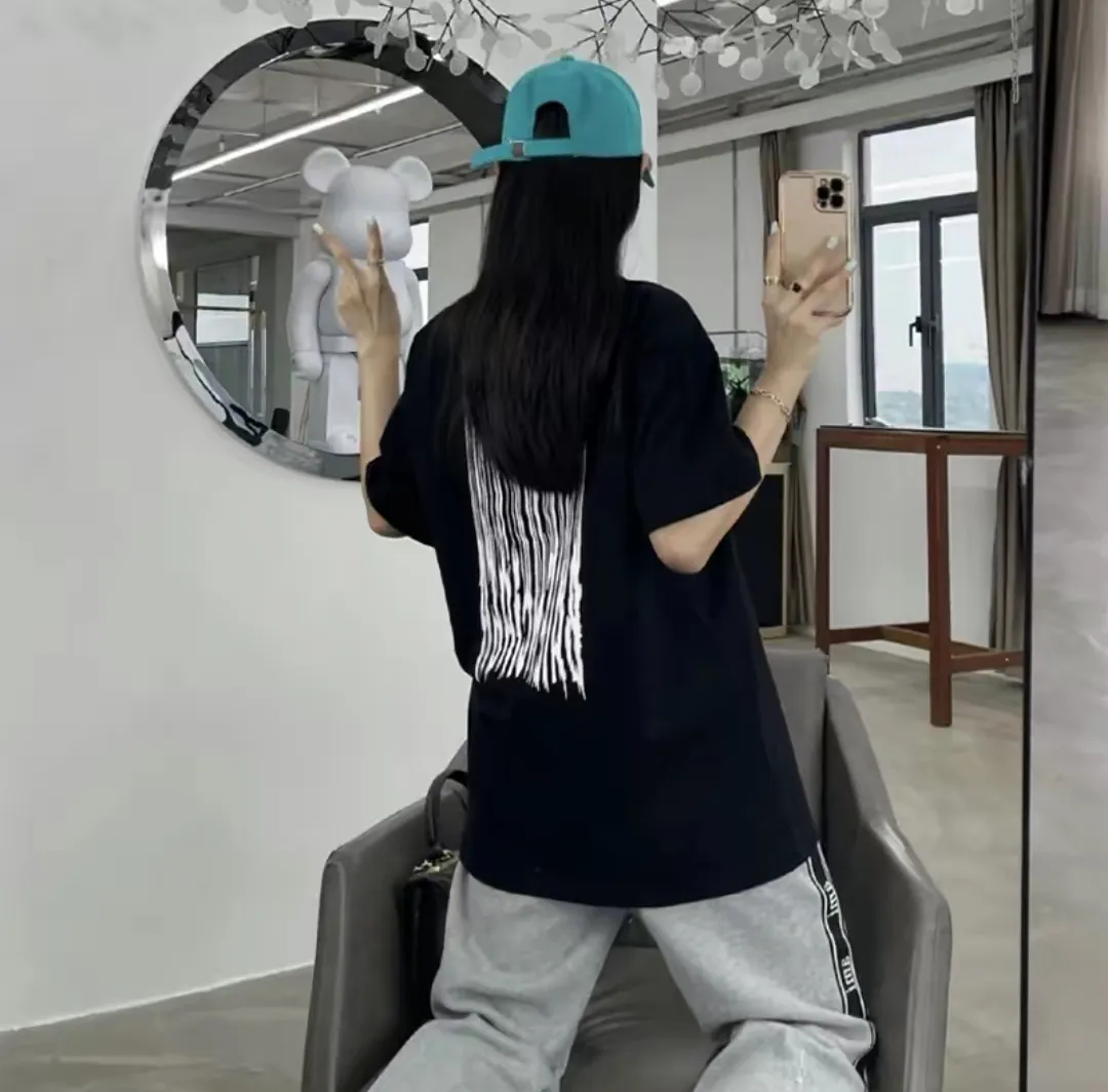 ♻️💯Upper body reference model picture❤️Top tested version★Balenciaga's latest barcode twisted blurred letters couple style pure cotton loose short-sleeved T-shirt. A T-shirt that you love at first sight, barcode letter print. Don't underestimate this style, it is absolutely not easy to restore this print to 100%! The twisted letter gradient goes from dark to light through 6 to the color block. The lightest color is close to the cloth color. It is very difficult to master. If you are not careful or the direct printing machine is uneven, it will cause uneven color and shape printing transition. The upper body is perfect, the same style for men and women, it can be paired with sports pants or jeans 🉑 Selected 32-woven pure cotton double yarn fabric, 280 high gram weight, top-notch workmanship! The details are perfect! Quality absolutely guaranteed! The clothes are well proportioned! The wiring is neat! Original same cylinder thread! High quality printing, simple and classic! Perfect praise! High-quality excipient packaging, complete with three standards! Size: XS-L Color: Gray Black White P:250