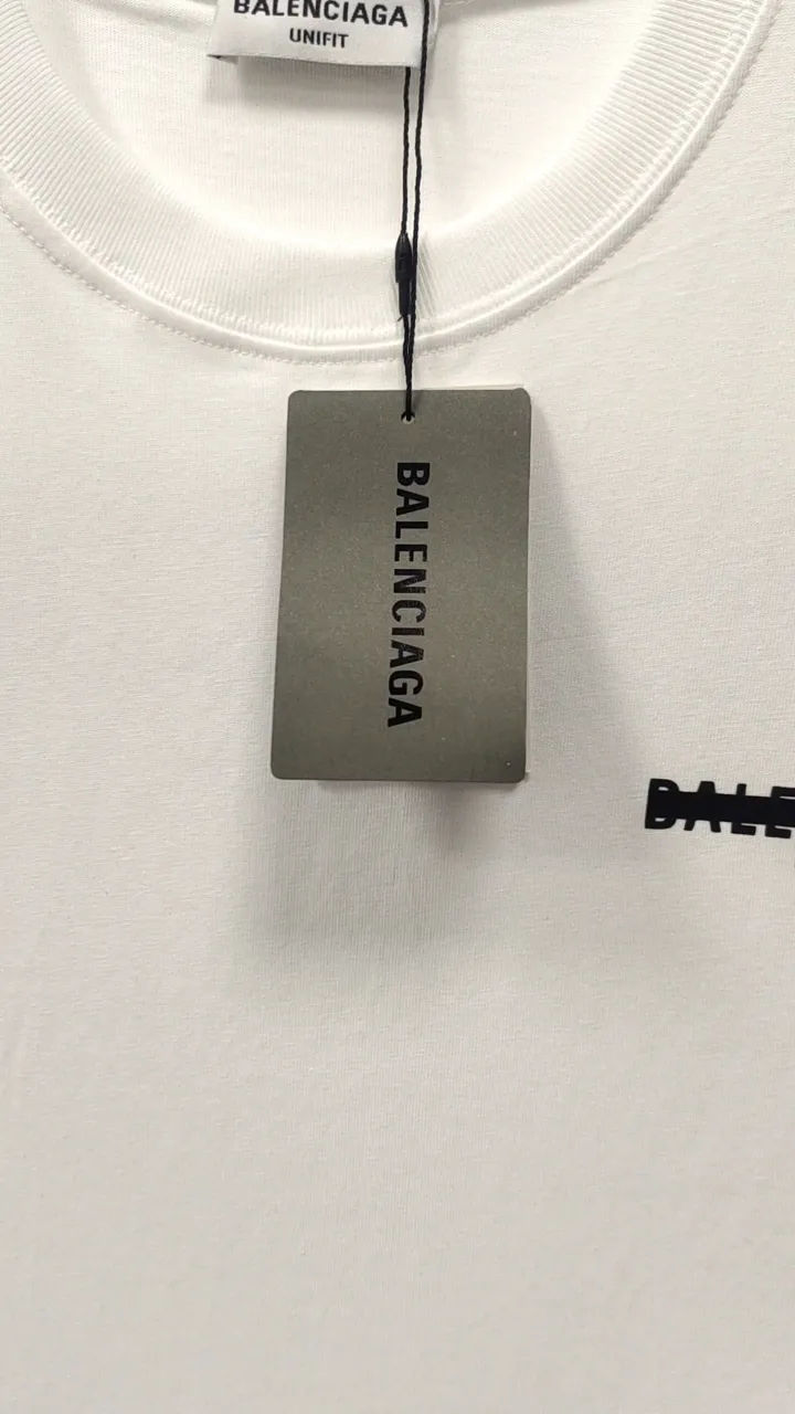Frontal real-life video————BALENCIAGA Balenciaga’s new tape letter printing male and female couple stars the same style pure cotton loose short-sleeved T-shirt The front and rear platens are hand-printed, precision mesh is used to make the stencil, imported environmentally friendly slurry is scraped, and the letters are clearly restored. The spacing between letters is all the same as the original version. The font size is consistent with the original version. The comparison code number ratio is increased and enlarged. The letters are strictly aligned to highly restore the spacing ratio and three-dimensional sense. The printing has no burrs. Basically, the color difference is minimized to be infinitely close. The printing has transparent bottom lines and no burrs. The yarn is made of Made of 18SJC and imported oil-proof treated thread, there will be no oil stains. The car is imported from Silver Sword with a knife, which does not eat the cloth or leave any cloth. The sewing machine needle uses a No. 9 round-head needle, which does not puncture or break the fibers of the fabric. The density of the thread is 3CM/14 needles, which is tight and not loose or sparse. The double-layer stitching of the back collar is firm and tight. The double chain of the shoulder is routed. The hem is tightened tightly. The fabric is full of drape and consistent with the pattern. The fabric is made of 280g double-ply double-yarn plain cotton fabric, which has full drape and smooth hand feel. Complete color matching from dyeing to craftsmanship, customized accessories with three standards Size: XS-L Color: Dark heather gray white black P: 250