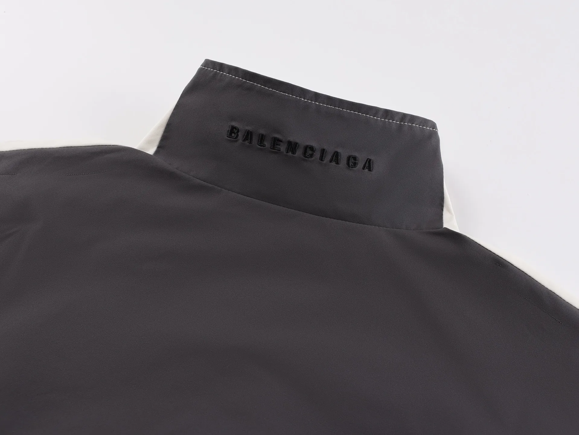🅿️620 [Exclusive Supply] BLCG 25FW Contrast Color Spliced Jacket The fabric uses high-quality PET sliced polyester fiber as the spinning raw material to ensure that it has stable chemical and physical properties. It uses a high-speed spinning process to process the PET slices through melting, filtration, spinneret extrusion and other steps to make POY (pre-oriented yarn) or FDY (fully drawn yarn). These filament products have high breaking strength, high elastic modulus, and excellent heat setting properties. It has good resilience, heat resistance, light resistance, corrosion resistance, easy washing and quick drying. The facial embroidery uses high-density cotton thread, imported BEHRINGER embroidered logo, splicing design and tailoring. It requires manual sewing of threads of the same color. The workmanship is complicated and the time is slow. It adopts the classic washing and aging process and is carefully polished to present a unique whitening effect and show the retro charm that has accumulated over time. This process is processed through a specific washing method. Size:44-46-48-60