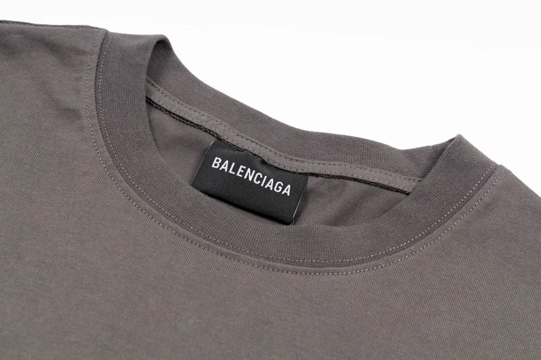 🅿️166 Detailed pictures [Top version. Official website quality] BALENCI*GA/Paris #Classic style. Classic letter embroidered short-sleeved T-shirt on the front and back #2023 spring and summer brick cabinet synchronization.                       The fabric is made of Paris ZP custom-woven and dyed cotton double yarn, weighing 260 grams. The cloth surface is clean. The cloth pattern is clear, soft and comfortable. The threads are dyed with no color difference. The classic letters are embroidered with an imported embroidery machine. The letters are clear and the effect is three-dimensional, restoring the brick cabinet. The version adopts the OS loose shoulder style. Same style for men and women. Coding: BL223006 Color: smoke gray, purple, light green, peacock blue, black, rice coffee, gray green Size: XS S M L