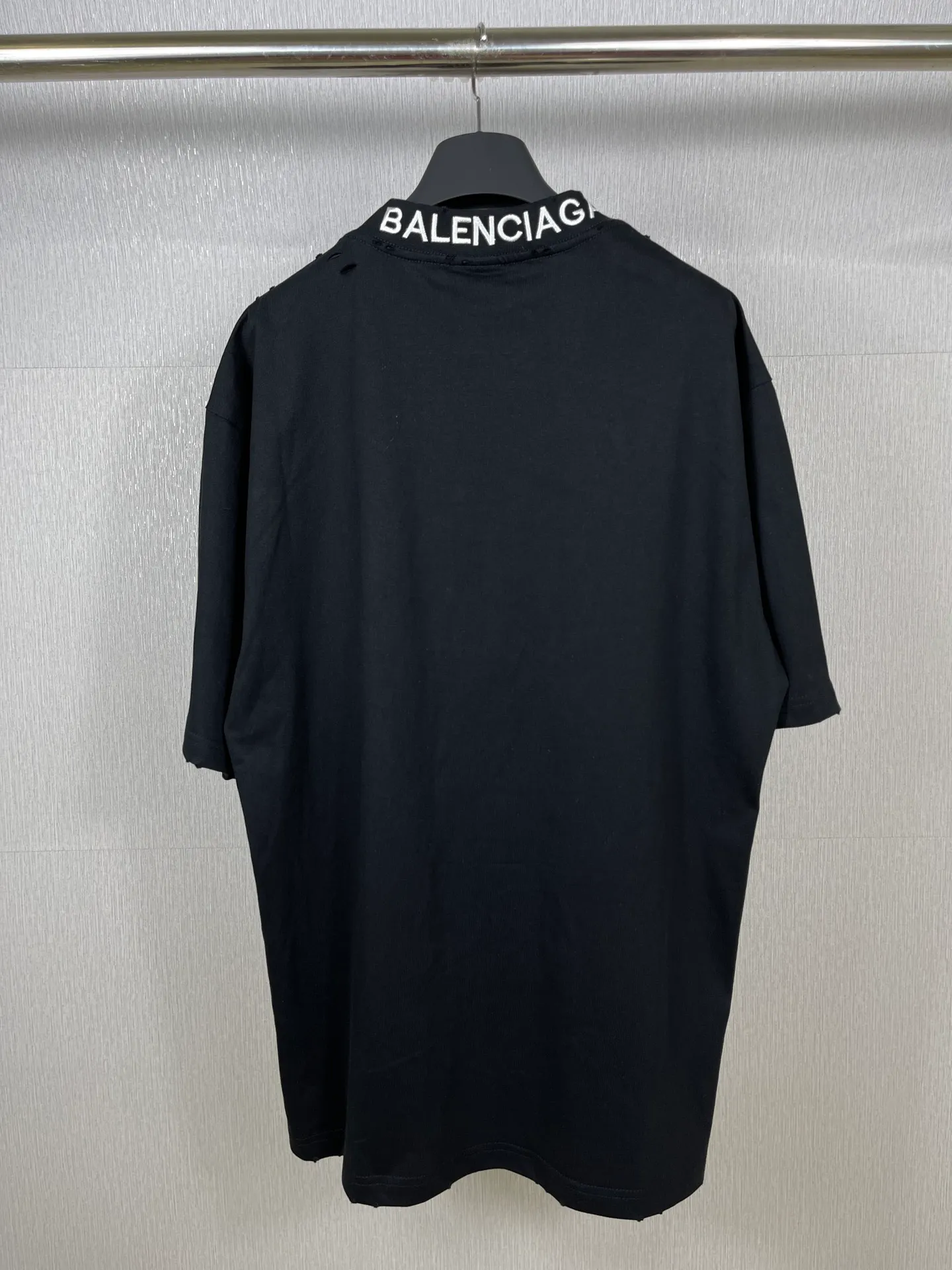 🅿️170 real photos [Top version. Official website quality] BALENCI*GA/Paris # ribbed embroidered letters on the back neck. Ready-to-wear retro worn short-sleeved T-shirt # Brick Cabinet Synchronization. The fabric is made of Paris ZP custom-woven and dyed cotton double yarn. Weighing 260 grams, the cloth surface is clean. The cloth pattern is clear, soft and comfortable. The color fastness is good. It is not easy to change color. The threads are dyed with no color difference. The classic LOGO letter embroidery uses imported embroidery machines, and the embroidery thread uses imported matte light, which is soft to the touch, does not pierce the flesh, and the letters are three-dimensional and full. It is produced in Jubie market based on pictures. Comparisons welcome. The finished product is worn and distressed. The letters are clear. The three-dimensional effect is strong. The version adopts the OS loose shoulder style. The same style for men and women. Coding: BL223099 Color: black. White Size: XS to L