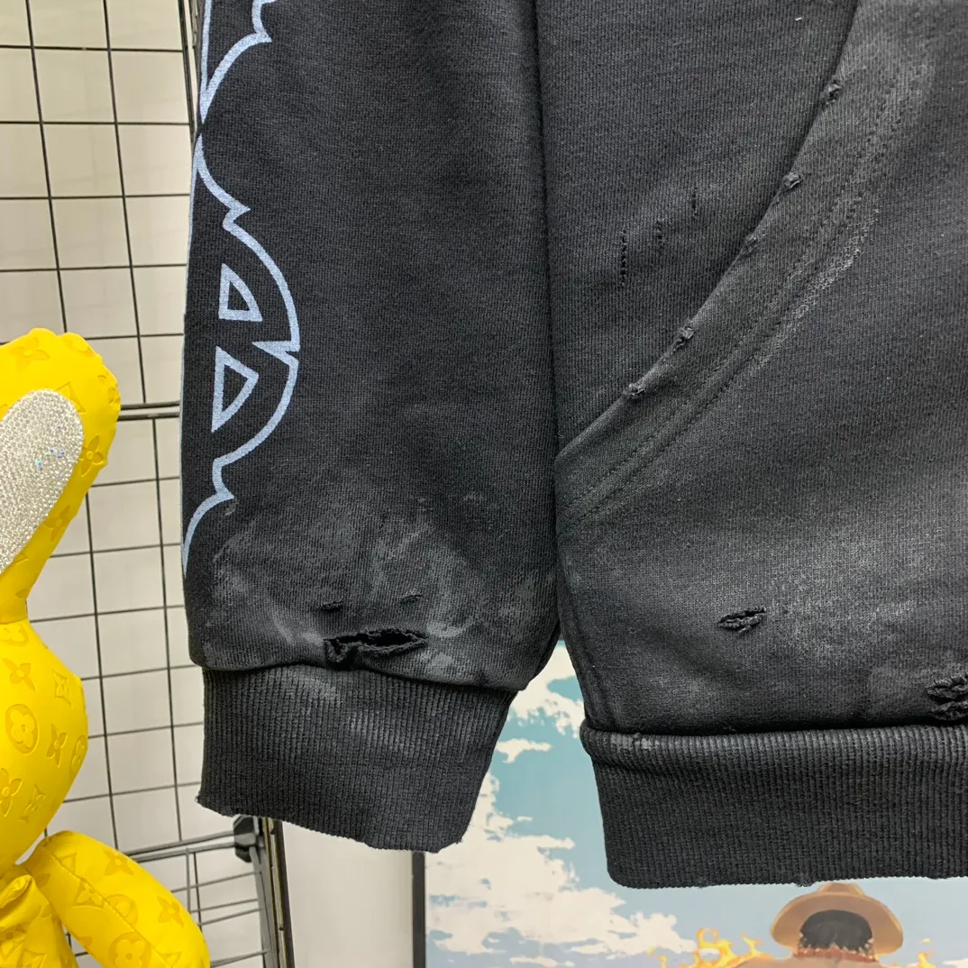 Top tested version BALENCIAGA Tower Paris Night Balenciaga distressed, dirty, hole-washed hooded zipper hoodie sweatshirt YB1.3W purchase ➕ price 10K purchase original directional development! 460g double-ply double-yarn terry fabric, the garment weight is as high as 1.2kg! The back printing adopts Kornit digital direct printing process, and the shipment is extremely slow! Especially the Yunmu color on the tower is very delicate and grainy! The overall bursting letters are very evenly distressed and have a full sense of distress! The whole body was severely damaged, all randomly worn by hand! Very time consuming! The whole piece of clothing went through three washes. The fabric was first pre-shrunk, and then washed with distressing water to wash out the color on the printed surface to give it a distressed look. After washing with water for the second time, do the dirty coating. The staining is also a manual process, and each position of the coating must be brushed more than 3 times before! The key point is the coating on the back. It is a process that really makes people vomit blood. It has to be brushed back and forth, more than 20 times, to evenly apply the coating! It can be said that it will never be seen alive. After the coating is completed, the garments will be sprayed and then washed with wax! After washing with the wax, the fabric feels smooth and won't have that harsh, rough feel! This is also a key craft! If this step is missing, it won’t be visible on the screen, but it will be very uncomfortable and the skin texture will be very poor!  The workmanship is troublesome, and it normally takes 15 days for orders to be returned! Look at this construction period and this price, do you think it’s worth it?  Size: XS-L Color: Active Black P:490