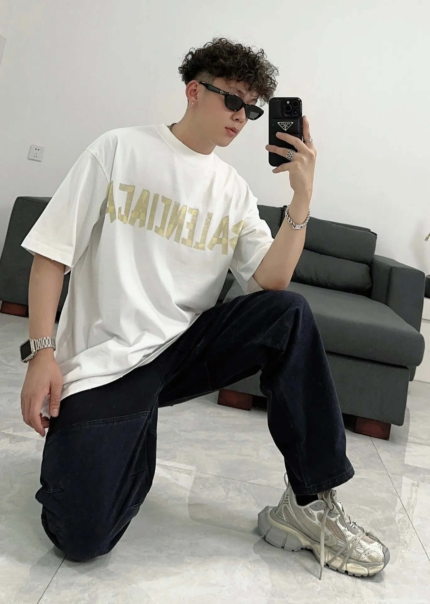 🎀Hot model pictures🎀[Breaking hot new items] Top quality BALENCIAGA Paris spring and summer latest tape print washed and worn male and female couple star same style short sleeves 23ss tape tye black retro plain fabric medium version short sleeves Paris' new season's products have added the elements of artistic tape stickers, hot rhinestones and post-it notes, changing the previous minimalist printing style, this time the creativity has really taken a lot of thought. The micro-OS style is friendly to both men and women. The fixed yarn and washed cotton are soft and waxy and resistant to damage. The slightly distressed worn details are a no-brainer for me who likes 𝐕𝐢𝐧𝐭𝐚𝐠𝐞. There are two styles of front and back printing. The front is like paper tape, and the back is a bright yellow graffiti painting effect, which has a strong impact on people. It looks great with denim overalls, and it’s super cool for girls to wear it with their lower body missing. Original custom-woven and dyed pure cotton material, heavily distressed. Counter 1/1; This product has a unisex design. The same oversize version for men and women·Tape Type logo on the front and back. It is characterized by heavy wear and washable effect. P; 140 Size: XS-L Color: White P: 280