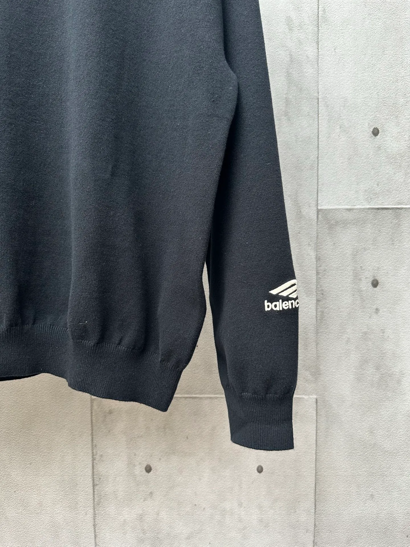 🅿️460 Balenciaga Ski Series 3b Embroidered Sweater Fabric selection: Made of wool blended fabric, mainly 95% wool, combined with 4% nylon and 1% spandex, which not only ensures the warmth and comfort of the clothing, but also has a certain degree of elasticity and wear resistance. The decorative parts are made of 100% wool, which further enhances the overall texture.  Design details: The top adopts a round neck design, which is simple and elegant, suitable for various combinations. The long-sleeved design provides better thermal insulation, and the sleeves are tailored to fit without restricting movement.  Artistic Embroidery: The most eye-catching feature is the 3B sports icon artwork embroidered on the front and sleeves. This design element not only adds a unique artistic flavor to the top, but also demonstrates Balenciaga's deep understanding and integration of fashion and art. The embroidery part uses 100% polyester fiber to ensure the exquisiteness and durability of the embroidery.  Size: S M L XL