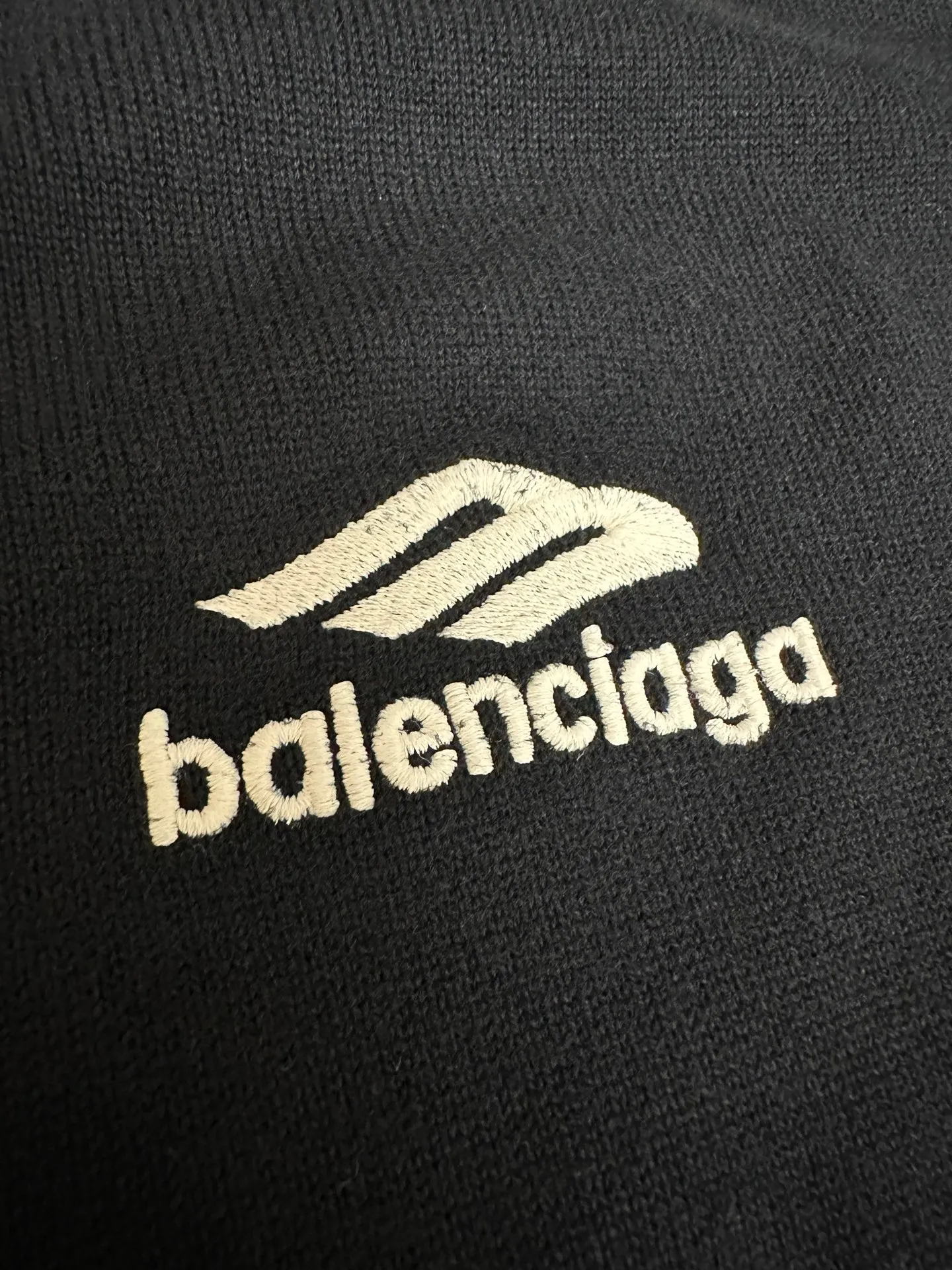 🅿️460 Balenciaga Ski Series 3b Embroidered Sweater Fabric selection: Made of wool blended fabric, mainly 95% wool, combined with 4% nylon and 1% spandex, which not only ensures the warmth and comfort of the clothing, but also has a certain degree of elasticity and wear resistance. The decorative parts are made of 100% wool, which further enhances the overall texture.  Design details: The top adopts a round neck design, which is simple and elegant, suitable for various combinations. The long-sleeved design provides better thermal insulation, and the sleeves are tailored to fit without restricting movement.  Artistic Embroidery: The most eye-catching feature is the 3B sports icon artwork embroidered on the front and sleeves. This design element not only adds a unique artistic flavor to the top, but also demonstrates Balenciaga's deep understanding and integration of fashion and art. The embroidery part uses 100% polyester fiber to ensure the exquisiteness and durability of the embroidery.  Size: S M L XL