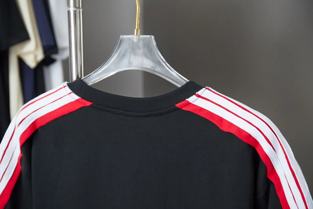 🅿️200 BALELE Balenciaga 25SS early spring new style Letter logo embroidered webbing splicing short sleeves Light luxury essential item for daily commuting for men and women Correct version Welcome to compare Detailed features · 320g 100% pure cotton double yarn jersey fabric · Custom dyed in the same cylinder, special thickened 32 count double-strand 1X1 thread · Letter logo embroidery · Shoulder webbing splicing design · Double-needle sewing and cross-seam technology · Original main mark, washed tag, brand moisture-proof paper packaging Color: White/Black Size: S/M/L/XL