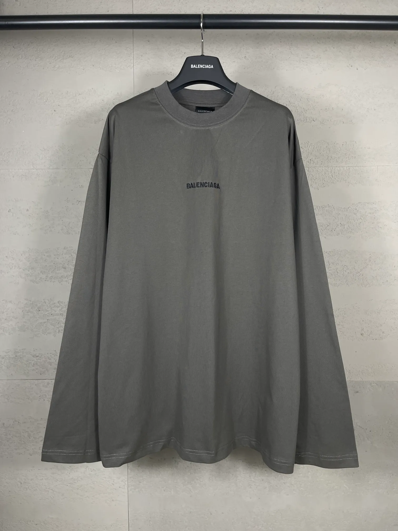 🅿️210 Real photos [Top version. Official website quality] BALENCI*GA/Paris #Classic style. Classic letter embroidered long-sleeved T-shirt on the front and back #2024 spring and autumn brick cabinet synchronization.                       The fabric is made of Paris ZP custom-woven and dyed cotton double yarn, weighing 260 grams. The cloth surface is clean. The cloth pattern is clear, soft and comfortable. The threads are dyed with no color difference. The classic letters are embroidered with an imported embroidery machine. The letters are clear and the effect is three-dimensional, restoring the brick cabinet. The version adopts the OS loose shoulder style. The same style for men and women. Coding: BL235067 Color: black, white, smoke gray Size: XS S M L