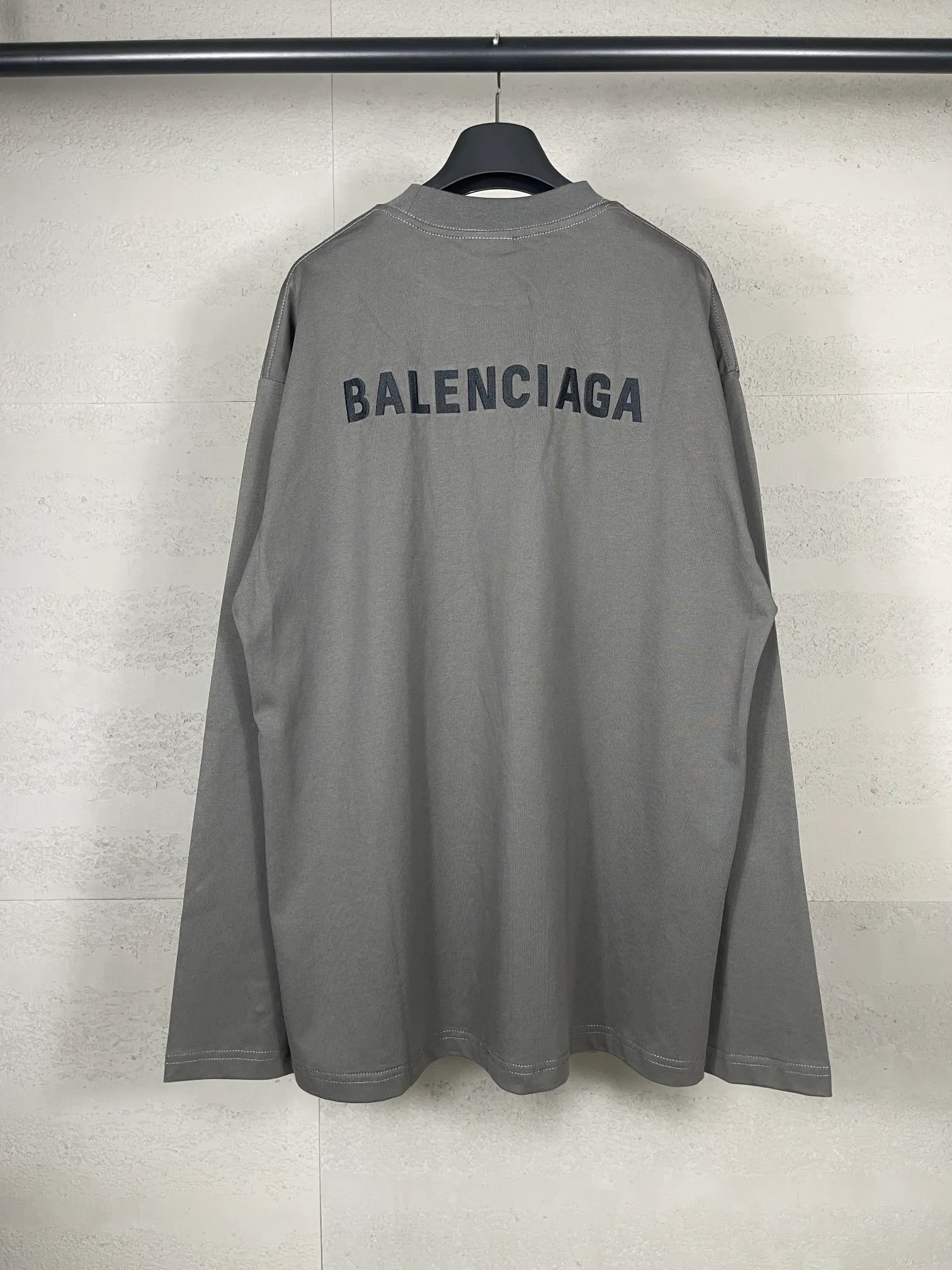 🅿️210 Real photos [Top version. Official website quality] BALENCI*GA/Paris #Classic style. Classic letter embroidered long-sleeved T-shirt on the front and back #2024 spring and autumn brick cabinet synchronization.                       The fabric is made of Paris ZP custom-woven and dyed cotton double yarn, weighing 260 grams. The cloth surface is clean. The cloth pattern is clear, soft and comfortable. The threads are dyed with no color difference. The classic letters are embroidered with an imported embroidery machine. The letters are clear and the effect is three-dimensional, restoring the brick cabinet. The version adopts the OS loose shoulder style. The same style for men and women. Coding: BL235067 Color: black, white, smoke gray Size: XS S M L