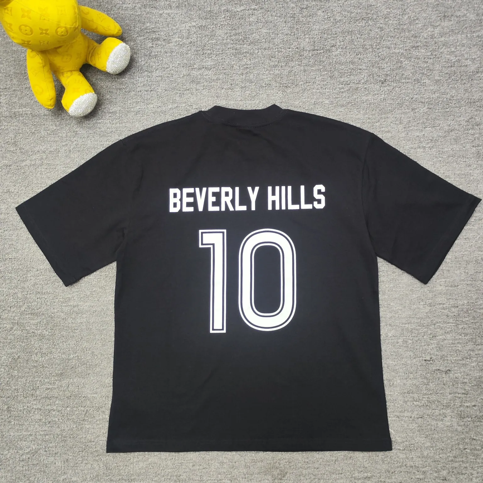 The top version of BALENCIAGA Paris ##24ss Paris Manchester United joint football No. 10 embroidered printed short-sleeve#, the official original version, customized 32-count double yarn pure cotton fabric, weighing 280g, soft and delicate to the touch and solid than ordinary cotton fabrics, comfortable, breathable and not easily deformed. The front and rear panels use imported glue screen printing technology + the front panel adopts imported Tajima embroidery machine matte light heavy embroidery technology to distinguish market currency, the original accessories are complete with three standards, no pressure when entering and exiting the counter. Size: XS - L Color: Black White P:300