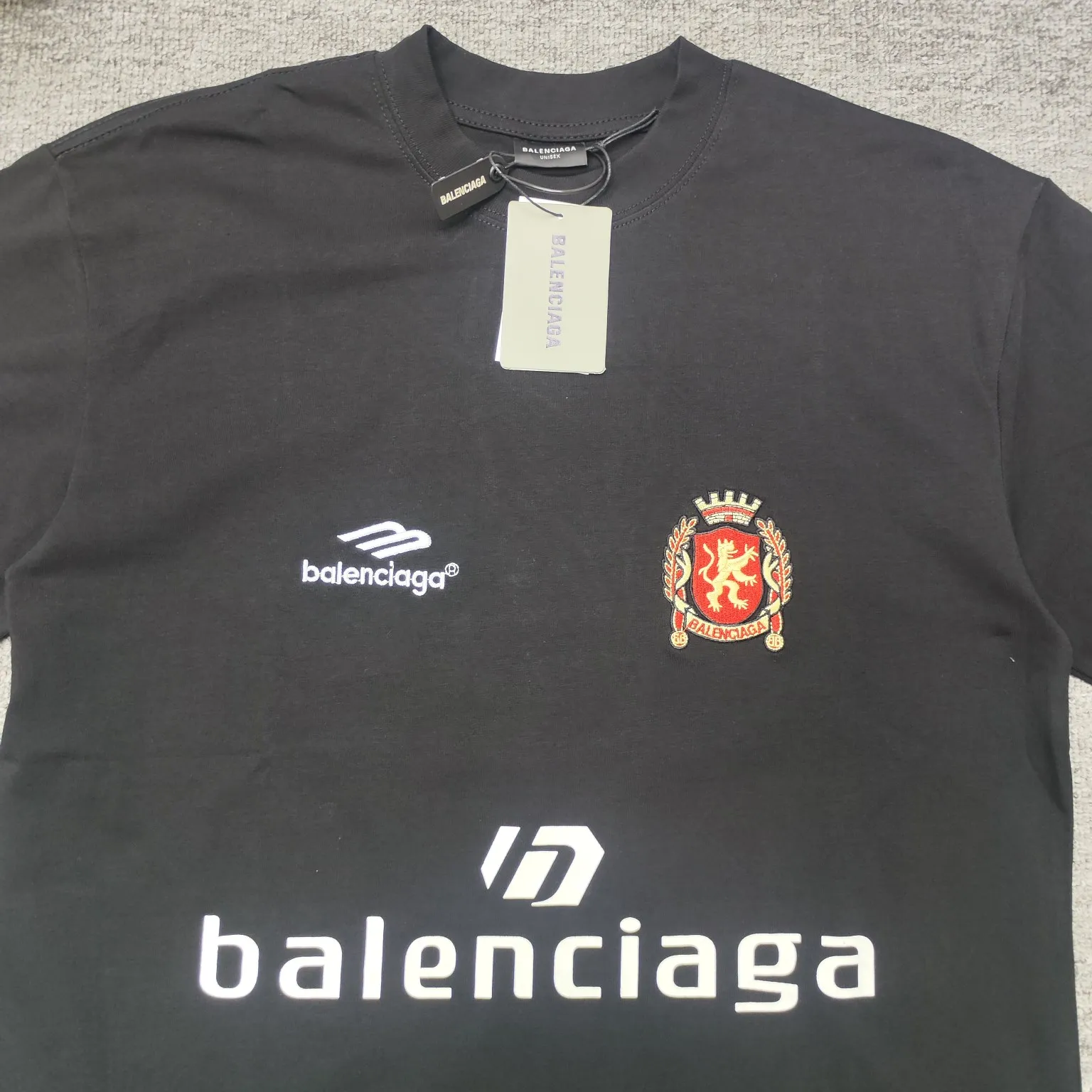 The top version of BALENCIAGA Paris ##24ss Paris Manchester United joint football No. 10 embroidered printed short-sleeve#, the official original version, customized 32-count double yarn pure cotton fabric, weighing 280g, soft and delicate to the touch and solid than ordinary cotton fabrics, comfortable, breathable and not easily deformed. The front and rear panels use imported glue screen printing technology + the front panel adopts imported Tajima embroidery machine matte light heavy embroidery technology to distinguish market currency, the original accessories are complete with three standards, no pressure when entering and exiting the counter. Size: XS - L Color: Black White P:300