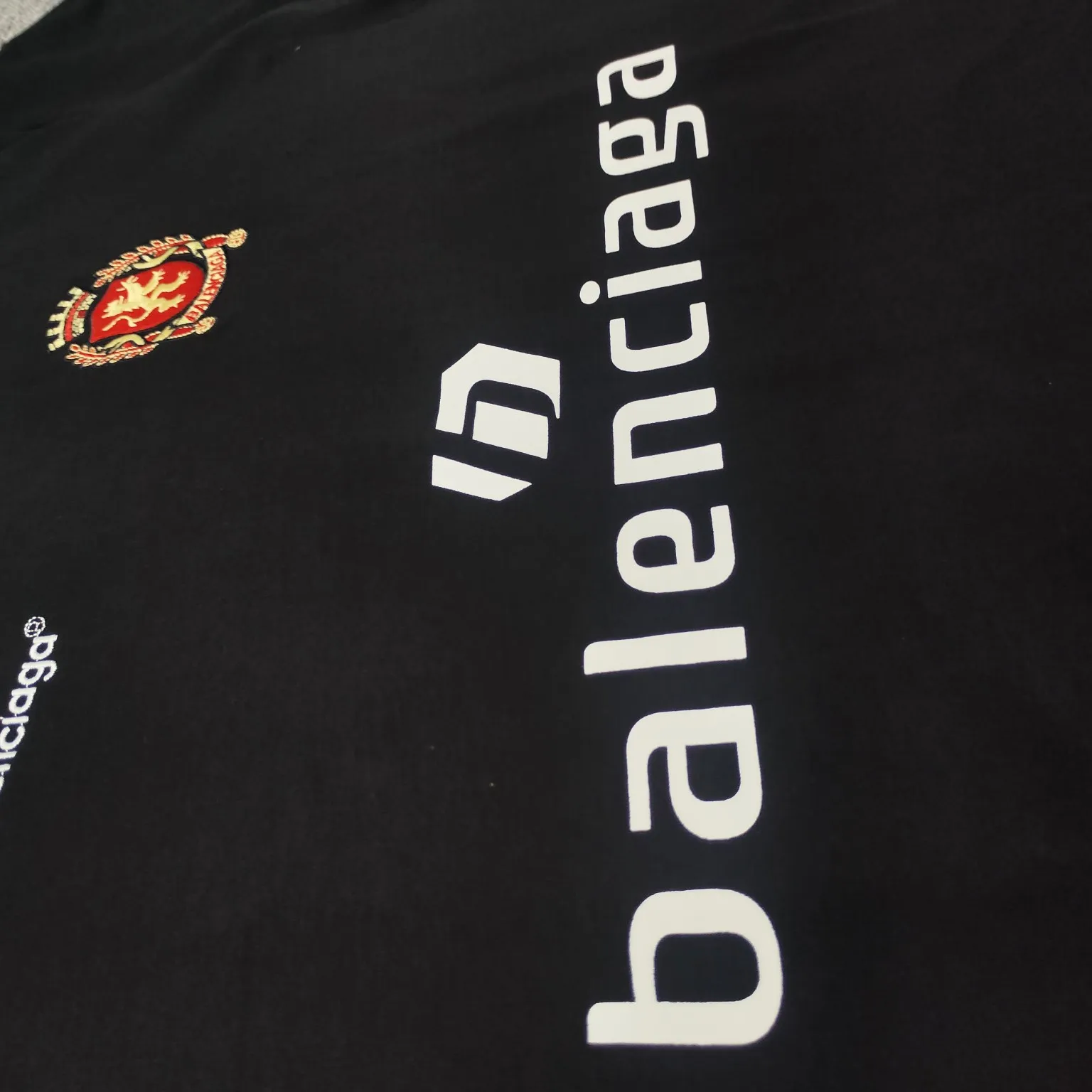 The top version of BALENCIAGA Paris ##24ss Paris Manchester United joint football No. 10 embroidered printed short-sleeve#, the official original version, customized 32-count double yarn pure cotton fabric, weighing 280g, soft and delicate to the touch and solid than ordinary cotton fabrics, comfortable, breathable and not easily deformed. The front and rear panels use imported glue screen printing technology + the front panel adopts imported Tajima embroidery machine matte light heavy embroidery technology to distinguish market currency, the original accessories are complete with three standards, no pressure when entering and exiting the counter. Size: XS - L Color: Black White P:300