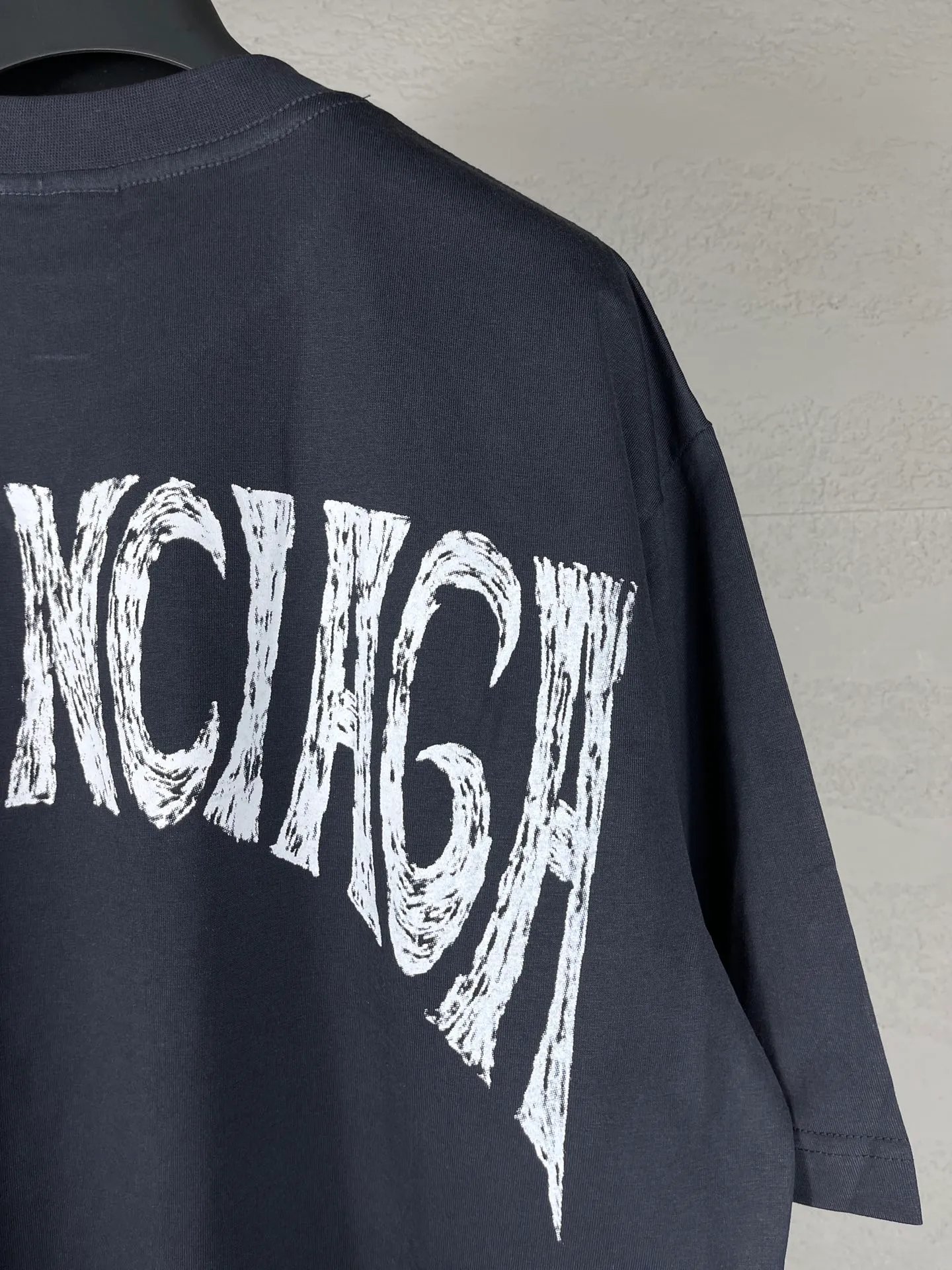 🅿️170 real photos [Top version. Official website quality] BALENCI*GA/Paris. 24SS new sweatshirt, short-sleeved T-shirt with big letters LOGO graffiti on the back. Genuine product is developed at the first time, and the brick cabinet is synchronized. The fabric is made of Paris ZP custom-woven and dyed cotton sweatshirt. The weight is 260 grams, the cloth surface is clean, the cloth pattern is clear, soft and comfortable. The threads are dyed with no color difference. The classic pattern printing uses imported machine direct printing. The effect is three-dimensional and restores the brick cabinet. Different market currencies, welcome to compare. The version adopts OS loose shoulder design. Same style for men and women. Code: BL23301 Color: gray blue. White. Size: XS to L
