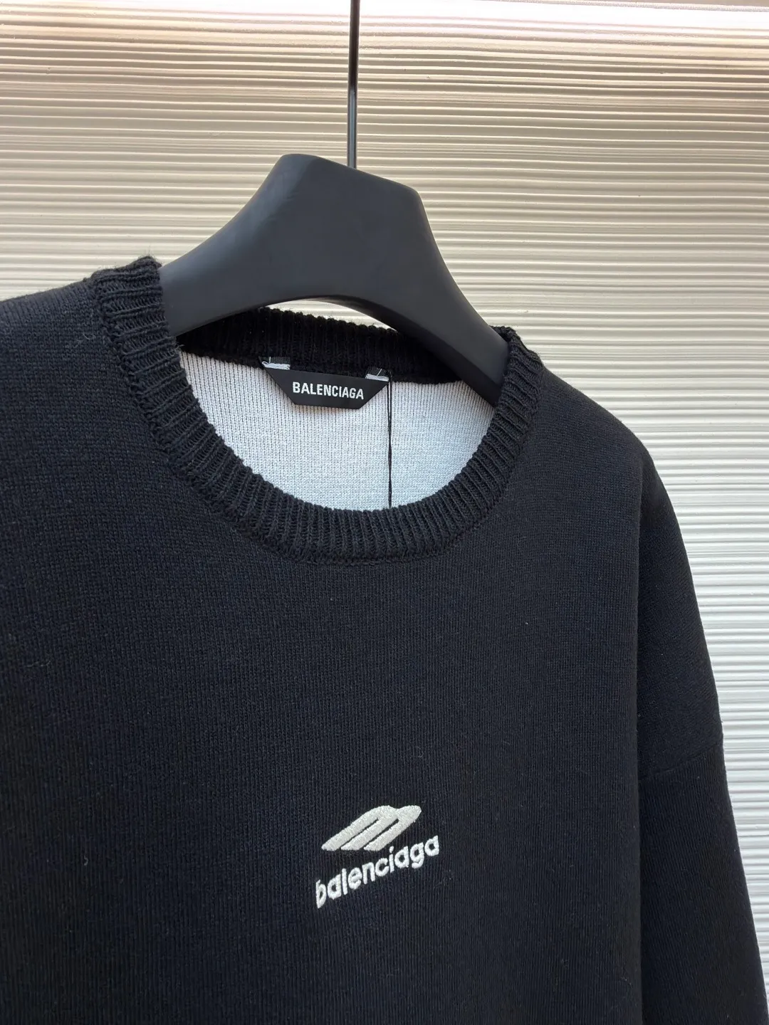 Balenciaga SKI ski series wool knitted sweater ●Original version: purchased and developed by 13306 ●Item number: 1681715-A75 ●Fabric: wool blended fabric ●Technology: knitted production ●Color: black ●Version: Loose version ●Weight: about 860 grams ●Size: XS-S-M ●Description: The main body of the fabric is made of high-quality wool blend. The addition of wool not only provides the iconic soft touch and luxurious luster, but also gives the clothing natural temperature regulation and moisture wicking properties. This means it can effectively lock in body temperature in cold environments, while helping water evaporate to keep skin dry when exercise generates heat. Pure wool may be warm but can be heavy and prone to shrinkage. The blending technology used by Balenciaga must incorporate other natural fibers to optimize the durability, wrinkle resistance and morphological stability of the fabric. The determination of this blending ratio is an exquisite balance between the brand's pursuit of ultimate comfort and meeting the actual needs of skiing. Lycra double-sided bottom technology is used on the hem and the inside of the cuffs of the clothing. This refers to the highly elastic Lycra fiber being woven into a double-layer structure to form a closing edge with strong resilience. Complexity reflected: The core of this craft lies in the "double side". It is not a simple rib, but uses complex double-sided knitting technology to give a smooth and delicate visual effect to both the inside and outside, while forming an "invisible" strong bundle on the inside. The purpose is: Pressure-free comfort: The elasticity provided by Lycra is dynamic, fast enough, and does not restrict body movements, achieving the unity of sports function and comfort. The overall wiring is straight and delicate, the fabric is comfortable and soft, and the color is consistent without color difference. It can be matched with the same style to create a fashionable look and control various occasions. Customized accessories, complete with three standards, same style for men and women!