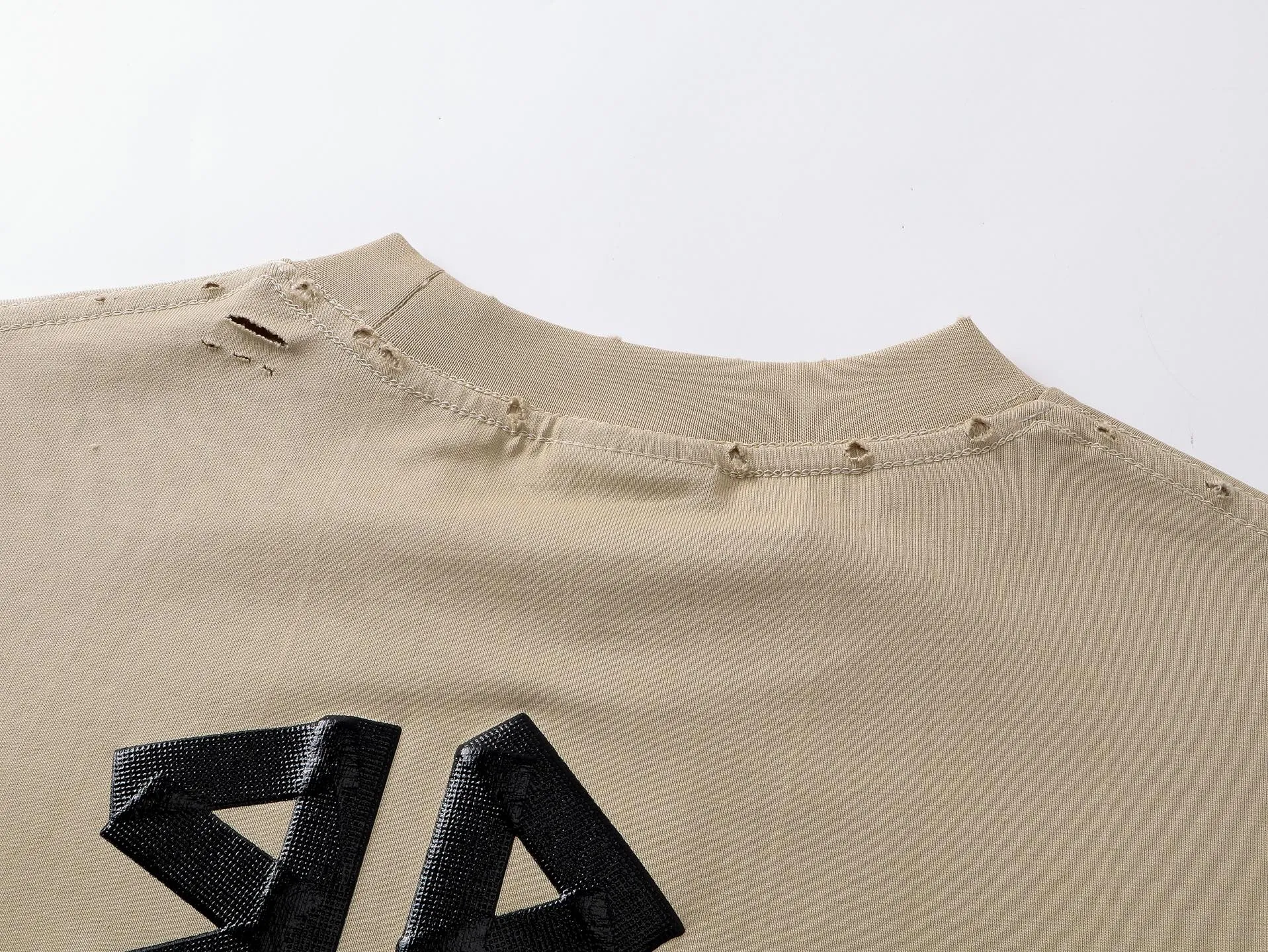 🅿️194 Actual pictures [Top version. Official website quality] BALENCI*GA/Paris. 25ss latest classic. Masking tape printing. Ready-to-wear washed and frayed short-sleeved T-shirt. Brick cabinet synchronization. The fabric is made of Paris ZP custom-woven and dyed 100% cotton double yarn compact cotton. The weight is 260 grams, the cloth surface is clean. The cloth pattern is clear, soft and comfortable, and the thread is dyed with no color difference. The classic pattern is printed with environmentally friendly imported materials, and the tape pattern is glued. The letters are clear and the effect is three-dimensional. Restored brick cabinet. The garments were washed and aged, and polished by many hands. Produced by ultra-heavy craftsmanship, the market currency is very different, welcome to compare. The version adopts OS loose shoulder design. The same style for men and women. Code: BL253383 Color: black blue, plum red, khaki Size: XS S M L