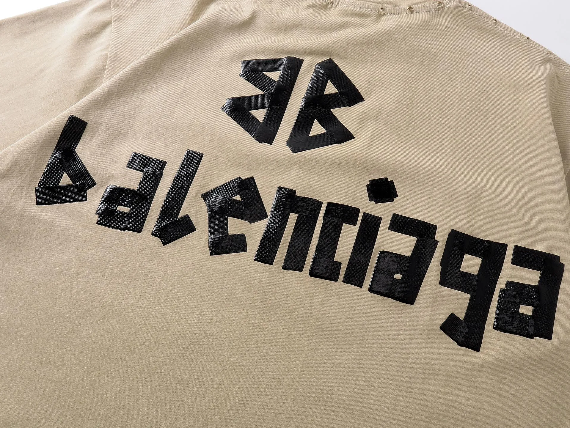 🅿️194 Actual pictures [Top version. Official website quality] BALENCI*GA/Paris. 25ss latest classic. Masking tape printing. Ready-to-wear washed and frayed short-sleeved T-shirt. Brick cabinet synchronization. The fabric is made of Paris ZP custom-woven and dyed 100% cotton double yarn compact cotton. The weight is 260 grams, the cloth surface is clean. The cloth pattern is clear, soft and comfortable, and the thread is dyed with no color difference. The classic pattern is printed with environmentally friendly imported materials, and the tape pattern is glued. The letters are clear and the effect is three-dimensional. Restored brick cabinet. The garments were washed and aged, and polished by many hands. Produced by ultra-heavy craftsmanship, the market currency is very different, welcome to compare. The version adopts OS loose shoulder design. The same style for men and women. Code: BL253383 Color: black blue, plum red, khaki Size: XS S M L