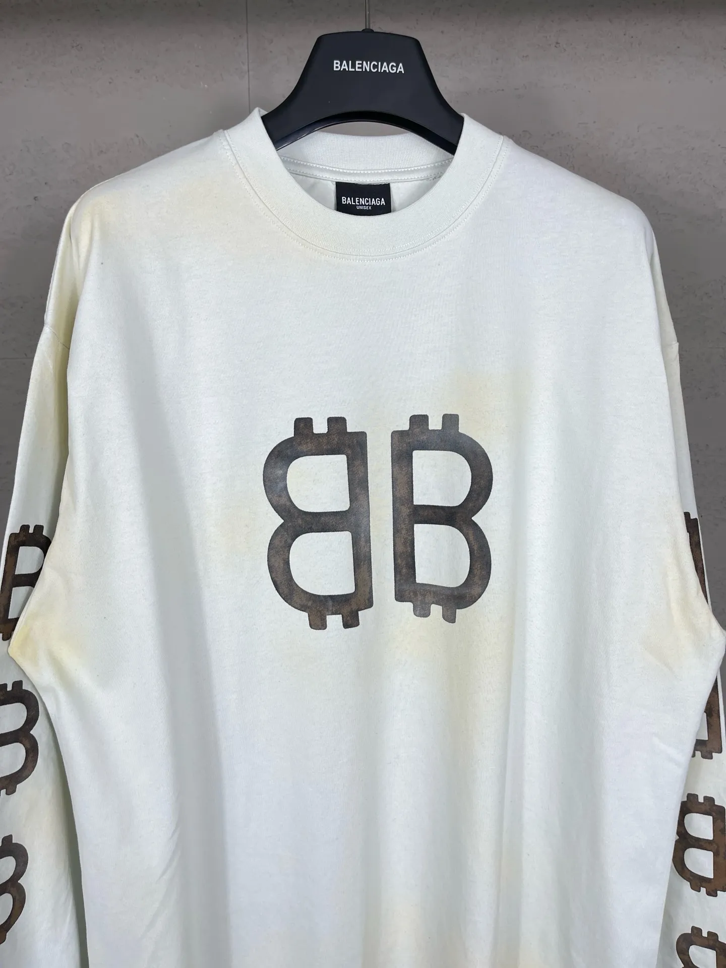 🅿️220 detailed pictures [Top version. Official website quality] BALENCI*GA/Paris. 2023 latest mud hand-painted worn distressed long-sleeved T-shirt. Brick cabinet synchronization. ⚠️Difference between market currency, genuine development, worn. Hand-painted consistent with ZP,‼ ️The fabric is made of Paris ZP custom-woven and dyed 100% double yarn compact cotton. The weight is 260 grams. The cloth surface is clean. The cloth pattern is clear, soft and comfortable. The threads are dyed with no color difference. Ready-made garments are hand-painted, worn, and distressed, with heavy craftsmanship. Comparisons welcome. The version adopts OS loose shoulder design. Same style for men and women. Code: BL225006 Color: black blue, off-white Size: XS S M L