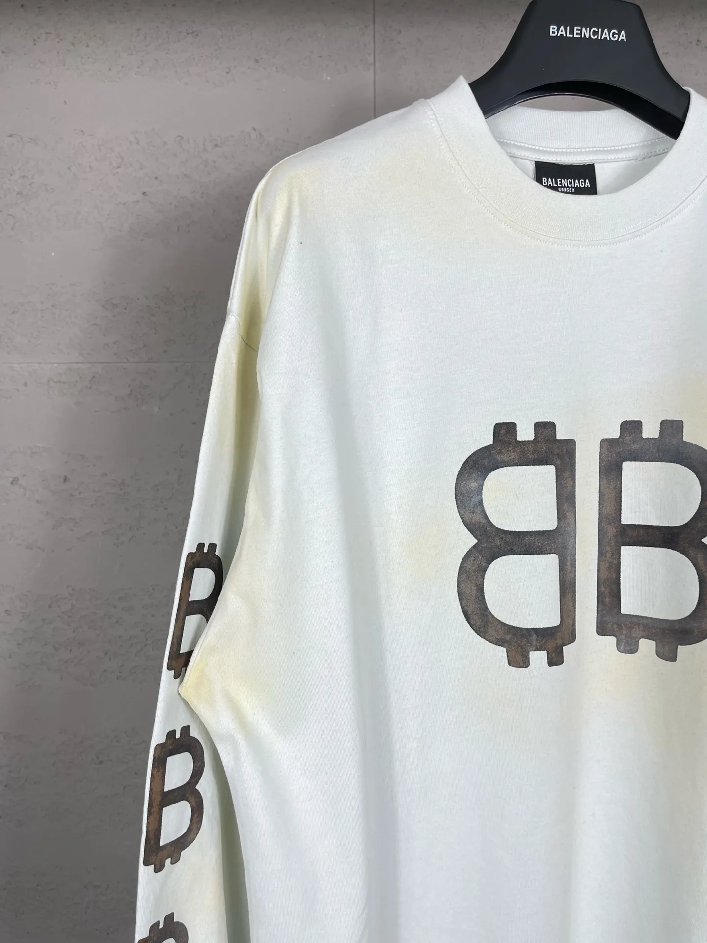 🅿️220 detailed pictures [Top version. Official website quality] BALENCI*GA/Paris. 2023 latest mud hand-painted worn distressed long-sleeved T-shirt. Brick cabinet synchronization. ⚠️Difference between market currency, genuine development, worn. Hand-painted consistent with ZP,‼ ️The fabric is made of Paris ZP custom-woven and dyed 100% double yarn compact cotton. The weight is 260 grams. The cloth surface is clean. The cloth pattern is clear, soft and comfortable. The threads are dyed with no color difference. Ready-made garments are hand-painted, worn, and distressed, with heavy craftsmanship. Comparisons welcome. The version adopts OS loose shoulder design. Same style for men and women. Code: BL225006 Color: black blue, off-white Size: XS S M L