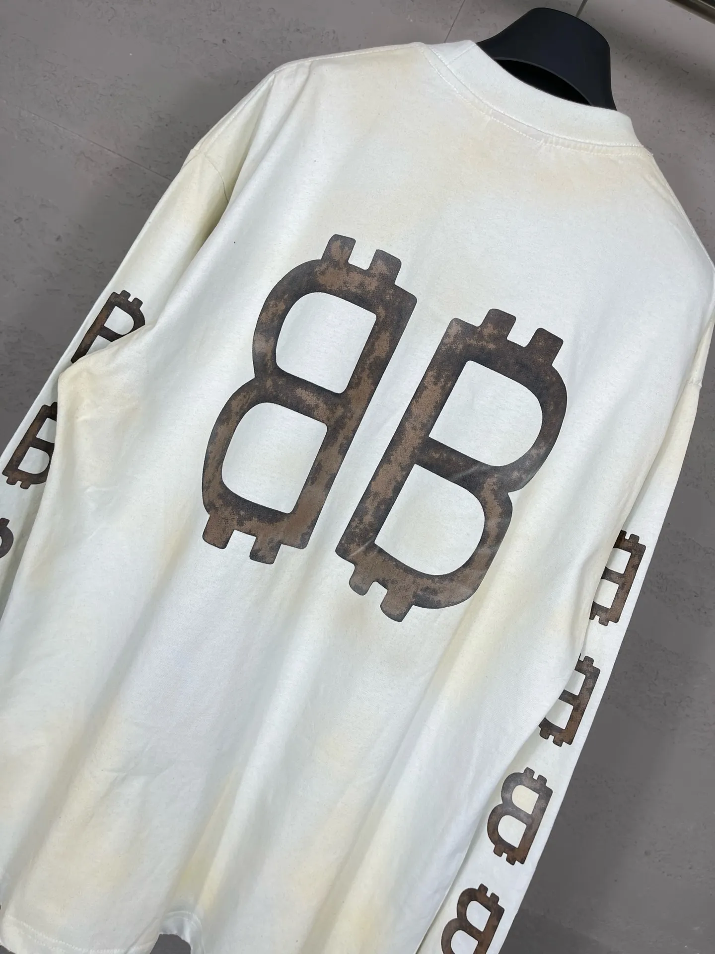 🅿️220 detailed pictures [Top version. Official website quality] BALENCI*GA/Paris. 2023 latest mud hand-painted worn distressed long-sleeved T-shirt. Brick cabinet synchronization. ⚠️Difference between market currency, genuine development, worn. Hand-painted consistent with ZP,‼ ️The fabric is made of Paris ZP custom-woven and dyed 100% double yarn compact cotton. The weight is 260 grams. The cloth surface is clean. The cloth pattern is clear, soft and comfortable. The threads are dyed with no color difference. Ready-made garments are hand-painted, worn, and distressed, with heavy craftsmanship. Comparisons welcome. The version adopts OS loose shoulder design. Same style for men and women. Code: BL225006 Color: black blue, off-white Size: XS S M L