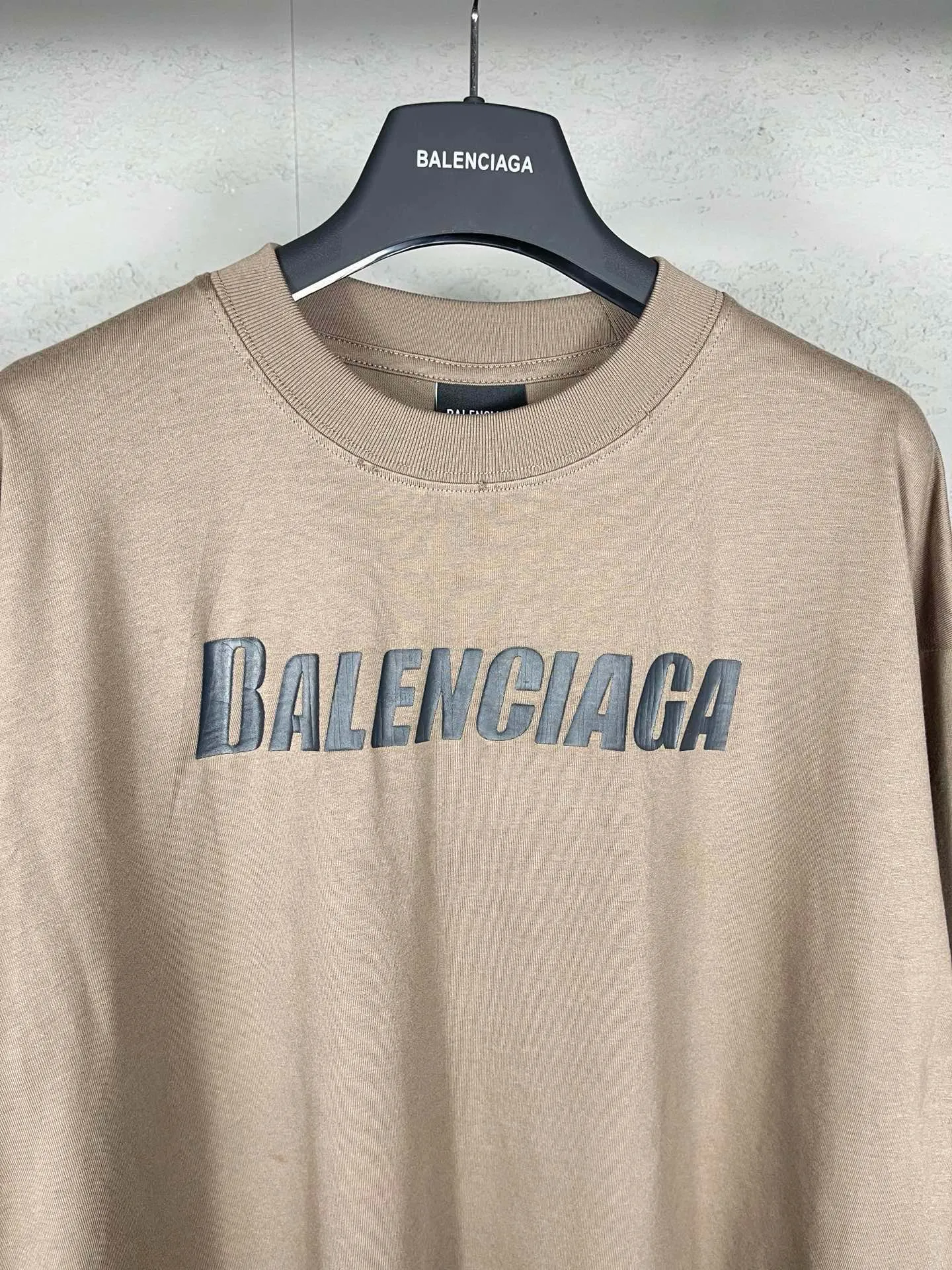 🅿️196 Detailed picture [Top version. Official website quality] BALENCI*GA/Paris. New style. Classic letter LOGO cracked print old and worn long-sleeved T-shirt. Brick cabinet synchronization. The fabric is made of Paris ZP custom-woven and dyed 100% cotton double yarn compact cotton. The weight is 260 grams, the cloth surface is clean. The cloth pattern is clear, soft and comfortable. The threads are dyed with no color difference. The classic pattern is printed with environmentally friendly imported materials, and the letters are cracked and printed. The letters are clear and the effect is three-dimensional. Restored brick cabinet. The garments are hand-worn and distressed by many people. They are very different from the market currency. You are welcome to compare. The version adopts the OS loose shoulder design. Same style for men and women. Coding: BL225009 Color: black, brown Size: XS S M L