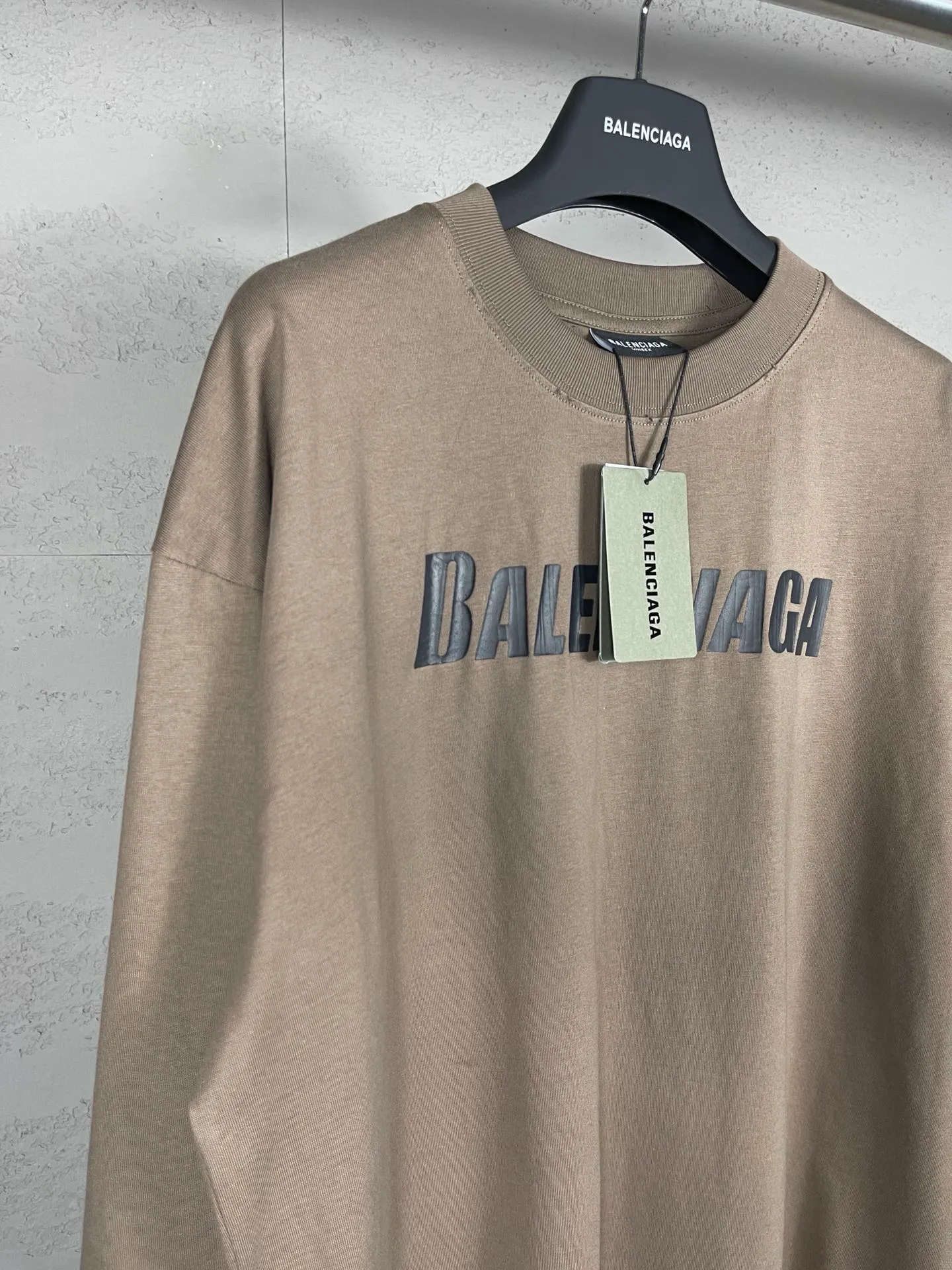 🅿️196 Detailed picture [Top version. Official website quality] BALENCI*GA/Paris. New style. Classic letter LOGO cracked print old and worn long-sleeved T-shirt. Brick cabinet synchronization. The fabric is made of Paris ZP custom-woven and dyed 100% cotton double yarn compact cotton. The weight is 260 grams, the cloth surface is clean. The cloth pattern is clear, soft and comfortable. The threads are dyed with no color difference. The classic pattern is printed with environmentally friendly imported materials, and the letters are cracked and printed. The letters are clear and the effect is three-dimensional. Restored brick cabinet. The garments are hand-worn and distressed by many people. They are very different from the market currency. You are welcome to compare. The version adopts the OS loose shoulder design. Same style for men and women. Coding: BL225009 Color: black, brown Size: XS S M L